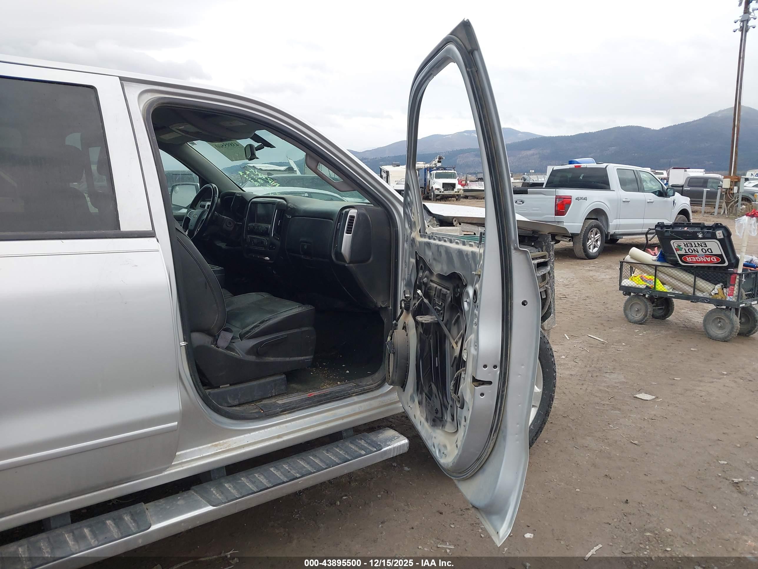 CHEVROLET SILVERADO image 5