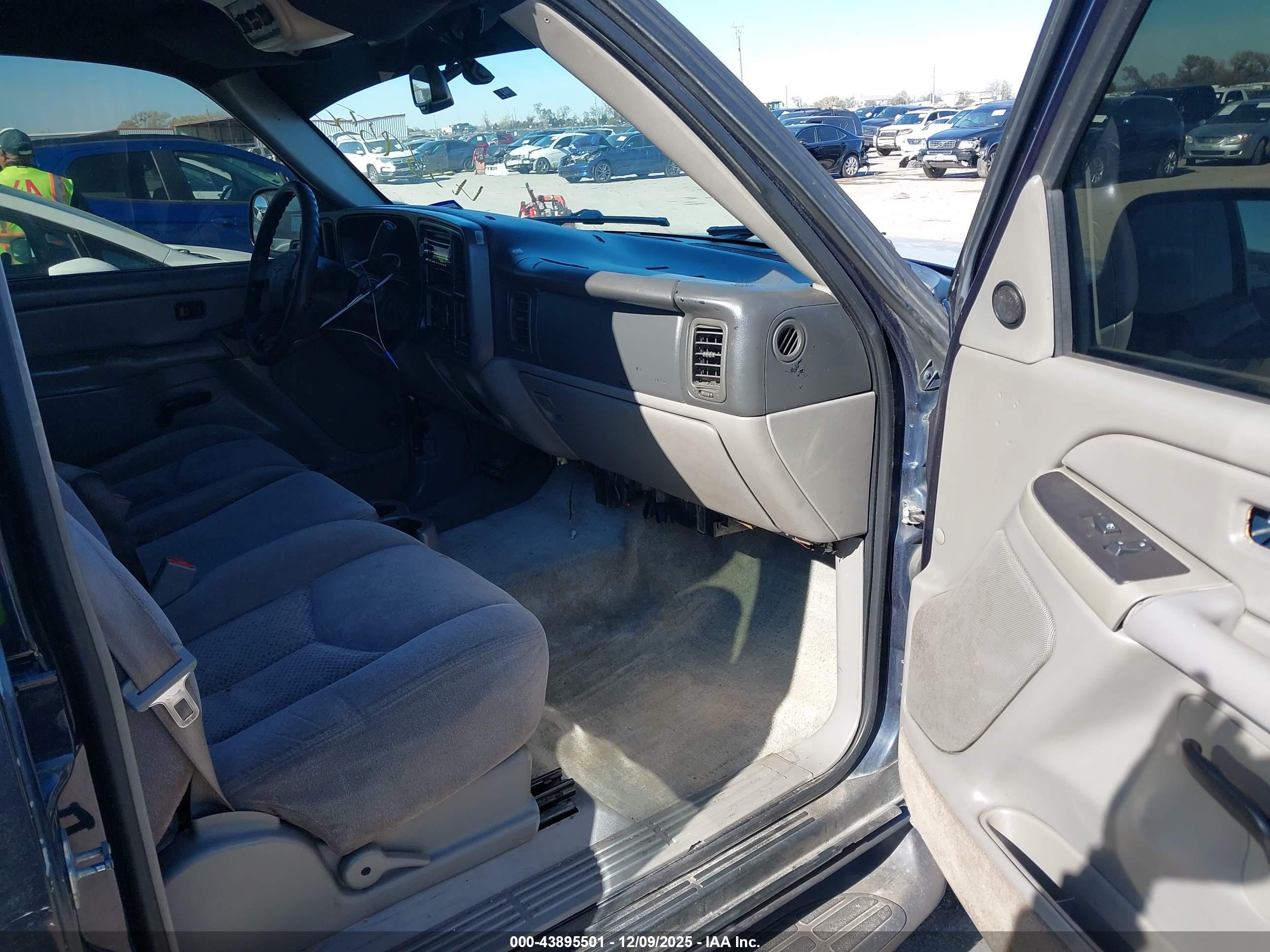 CHEVROLET TAHOE image 5