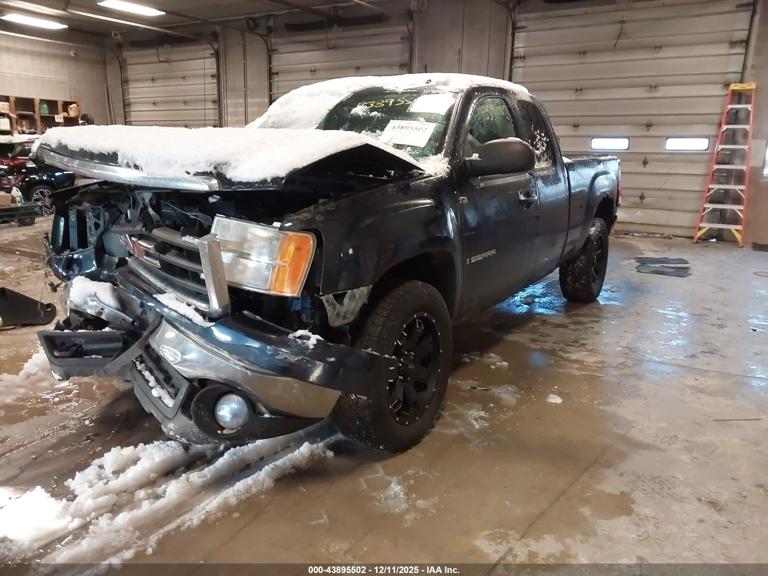 GMC SIERRA image 2