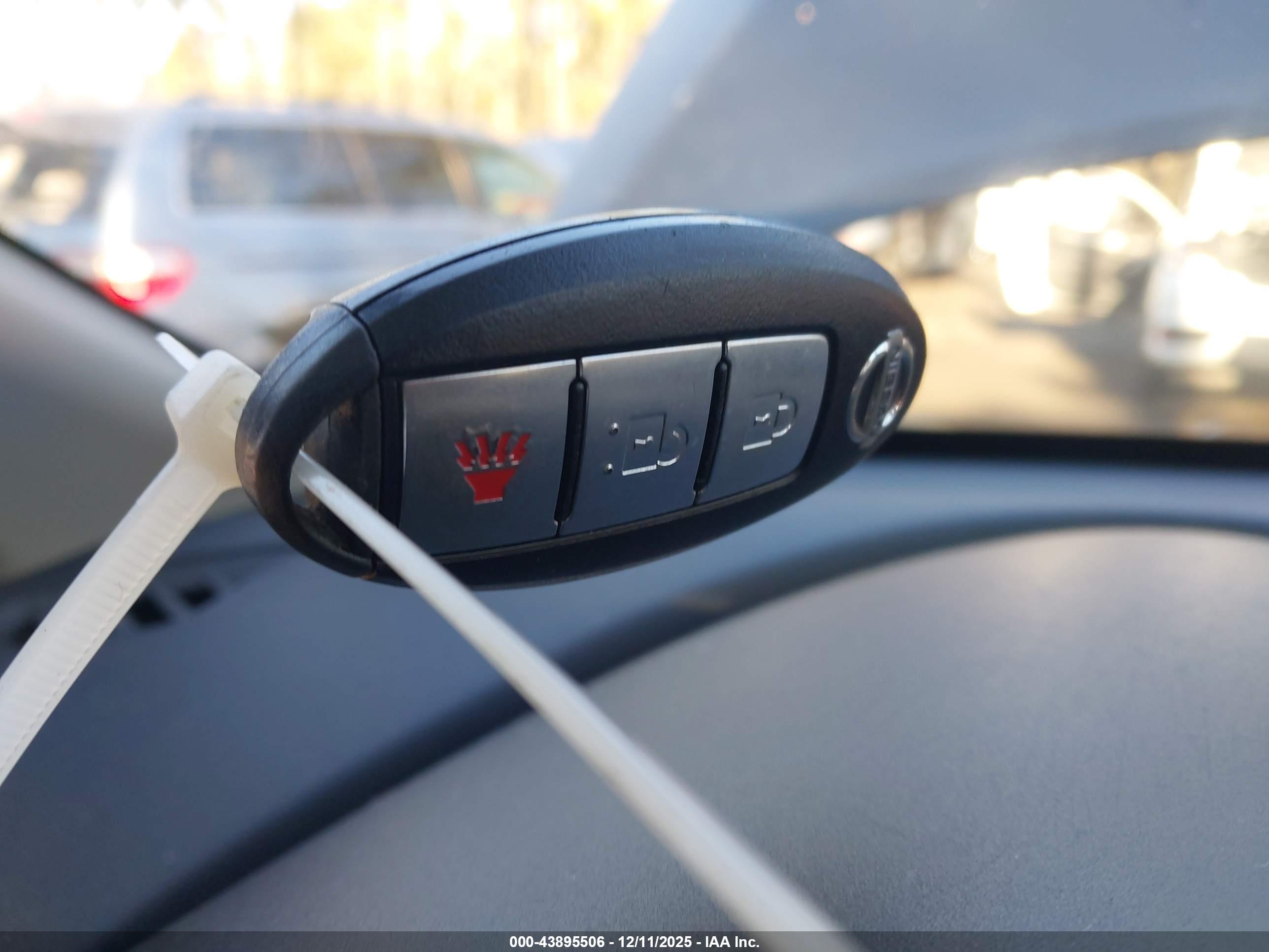 NISSAN ROGUE image 11