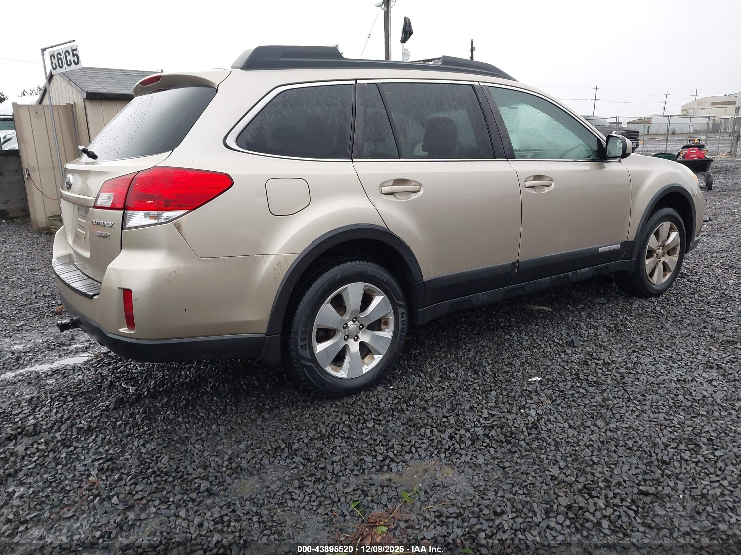 SUBARU OUTBACK image 4