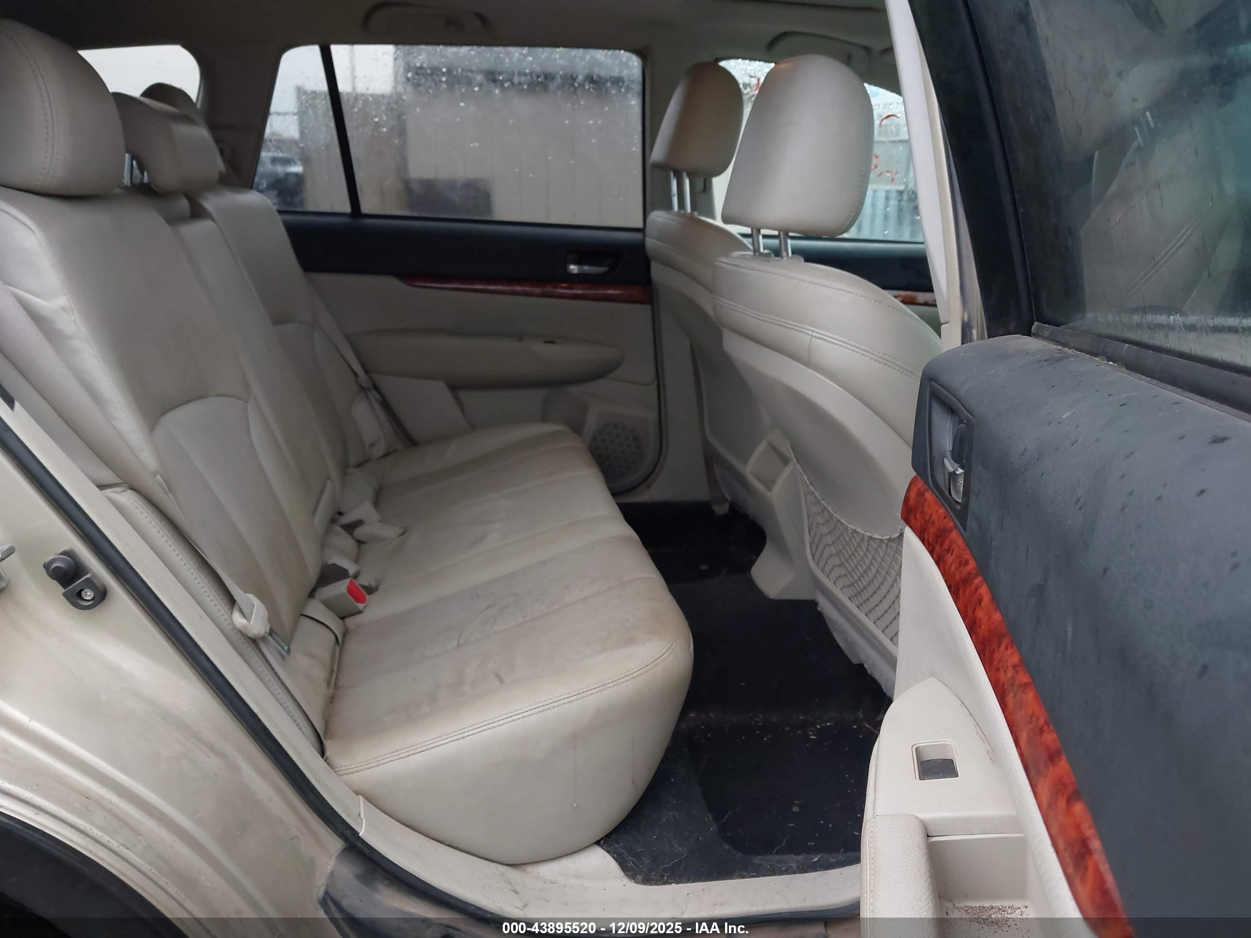 SUBARU OUTBACK image 8
