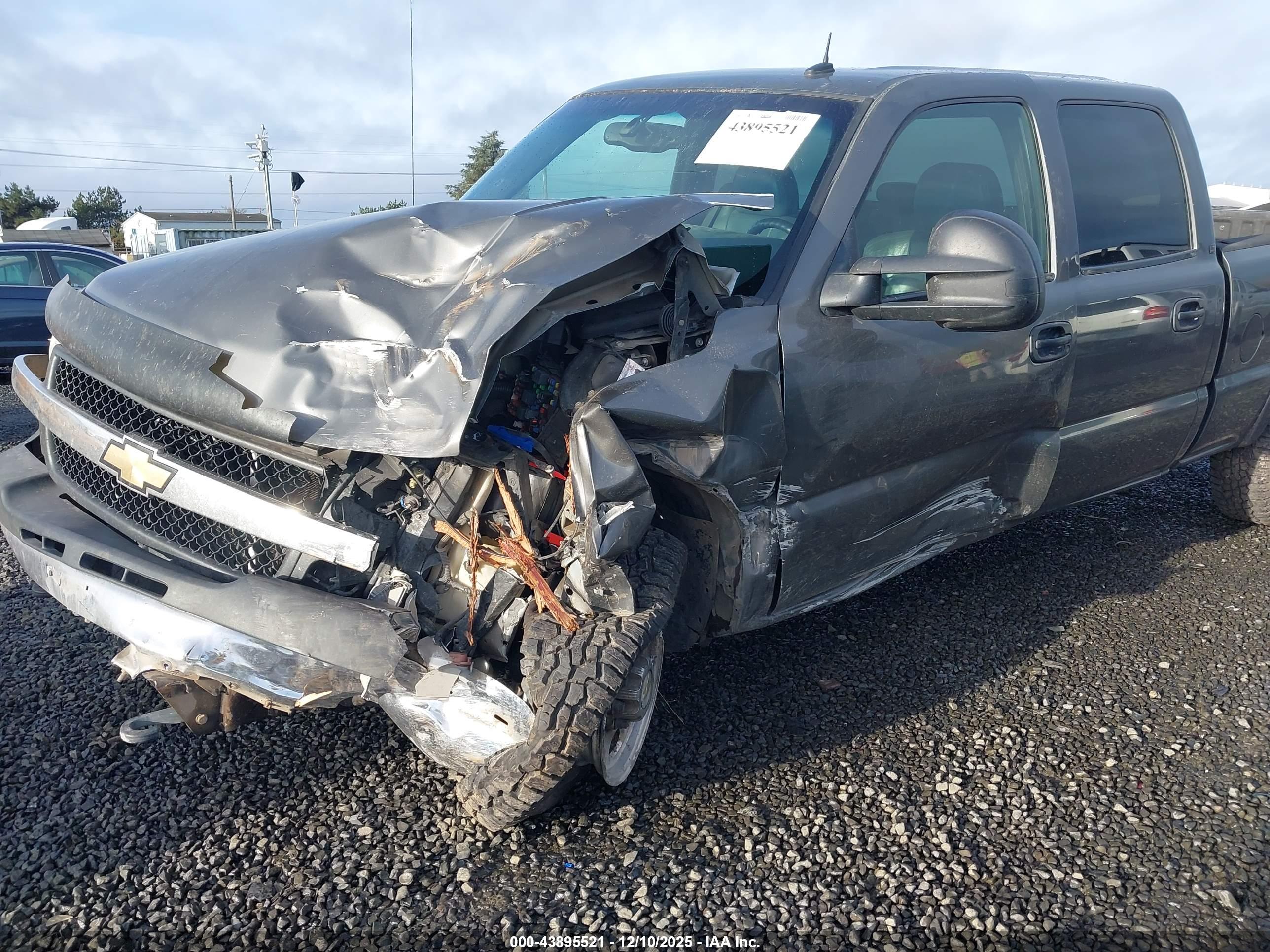 CHEVROLET SILVERADO image 6