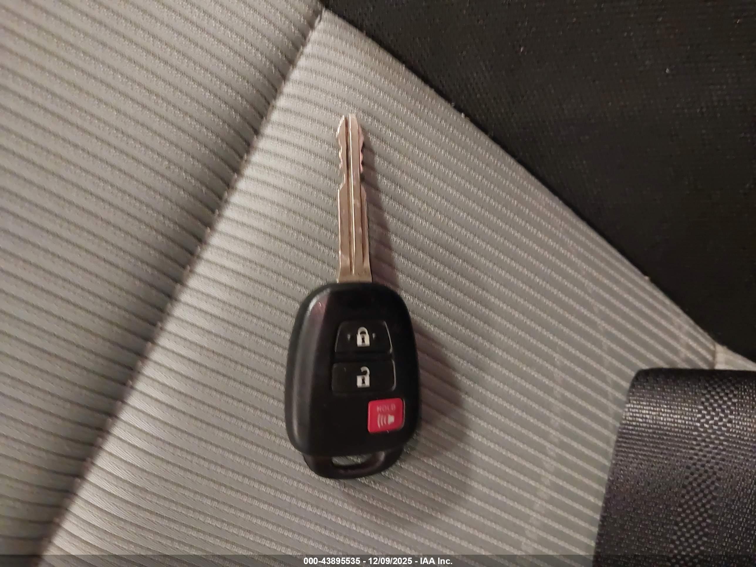 TOYOTA PRIUS image 11