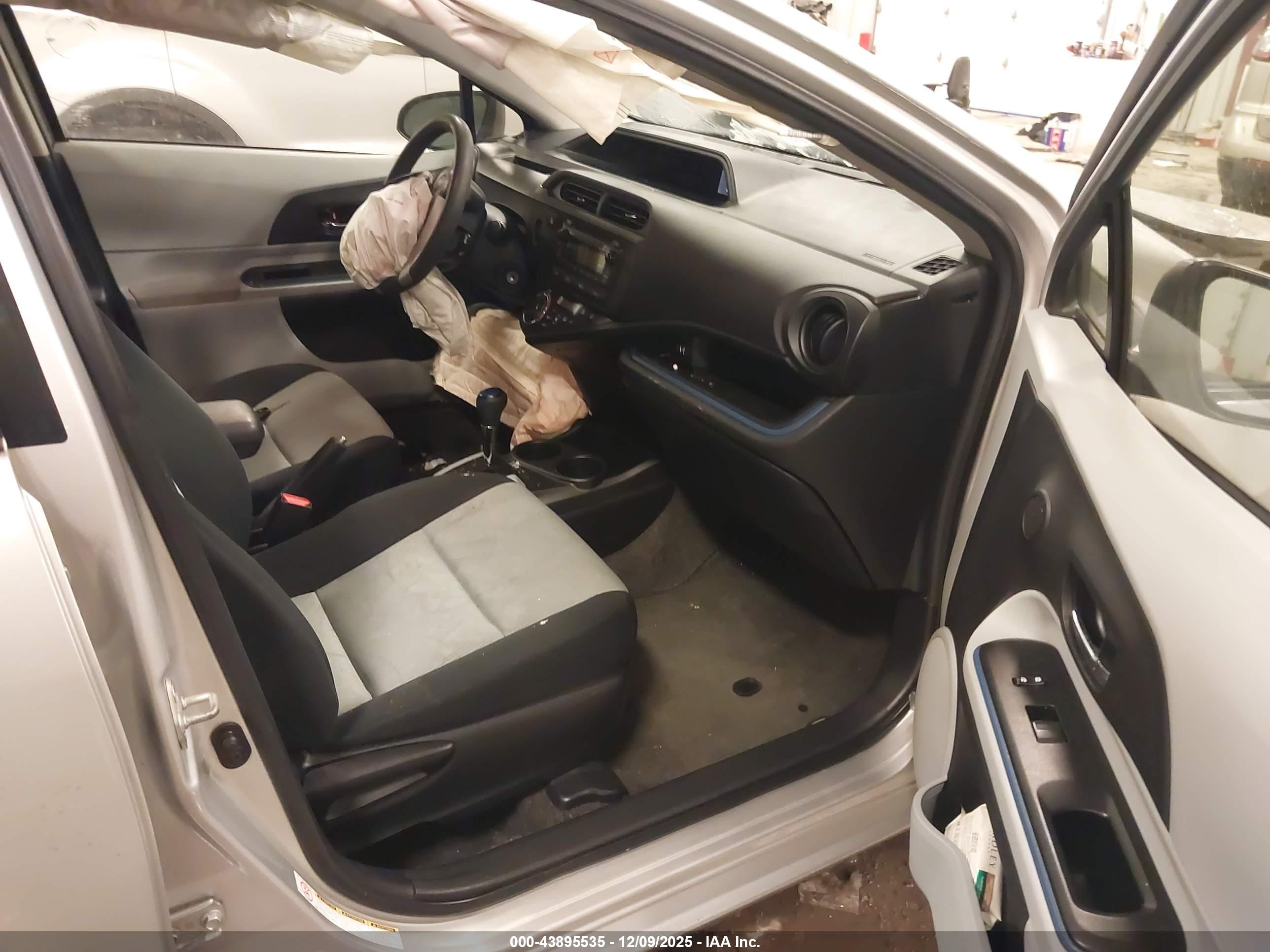 TOYOTA PRIUS image 5