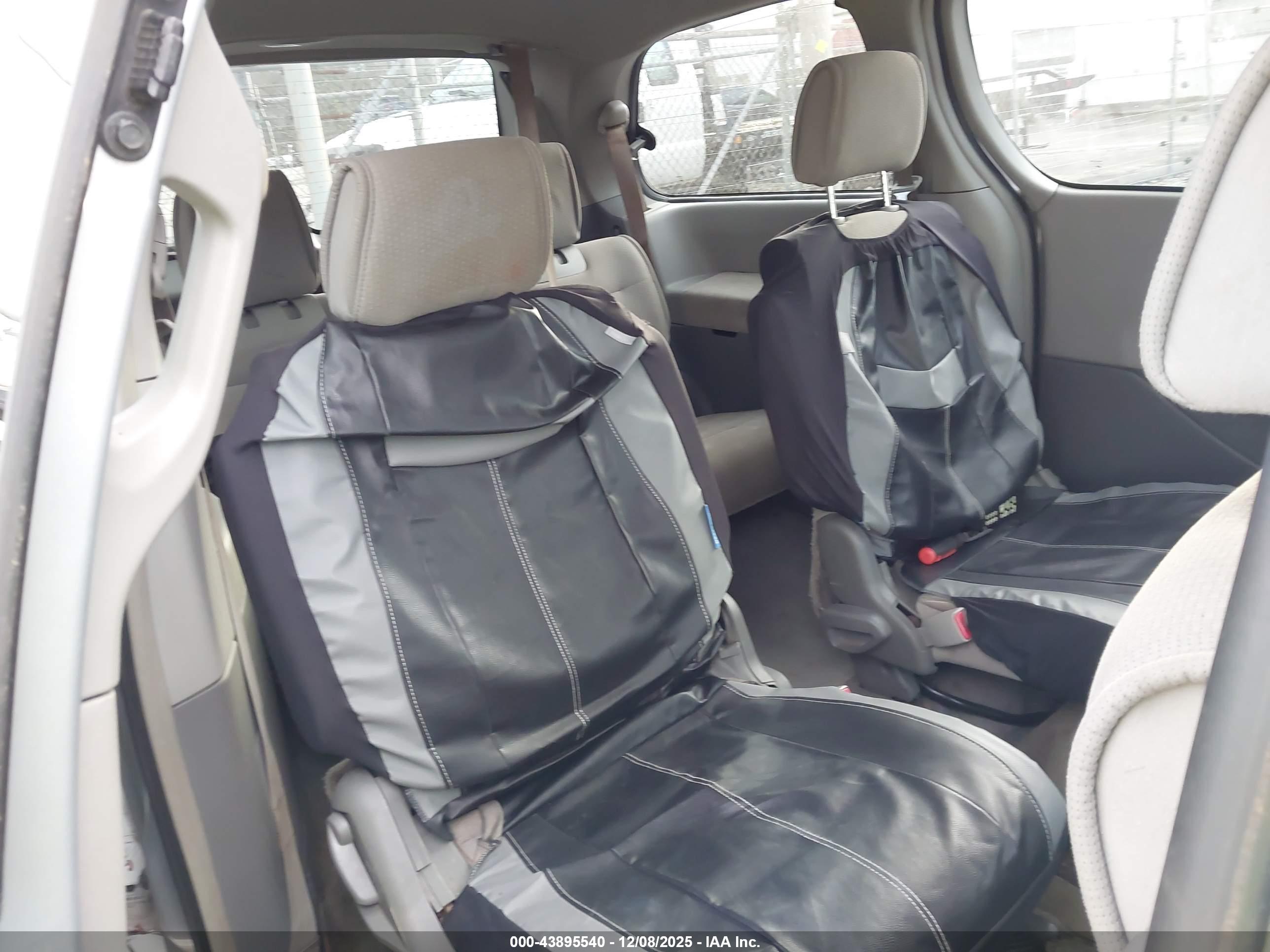 NISSAN QUEST image 8