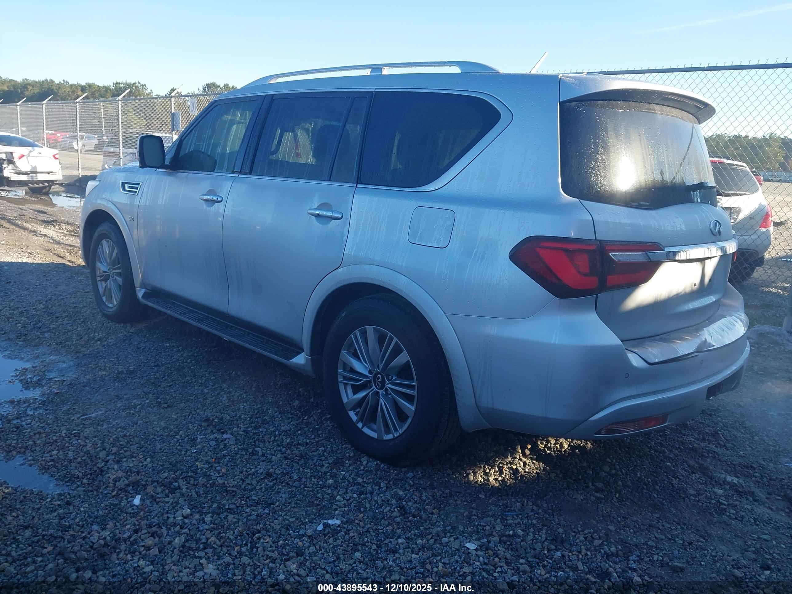 INFINITI QX80 image 3