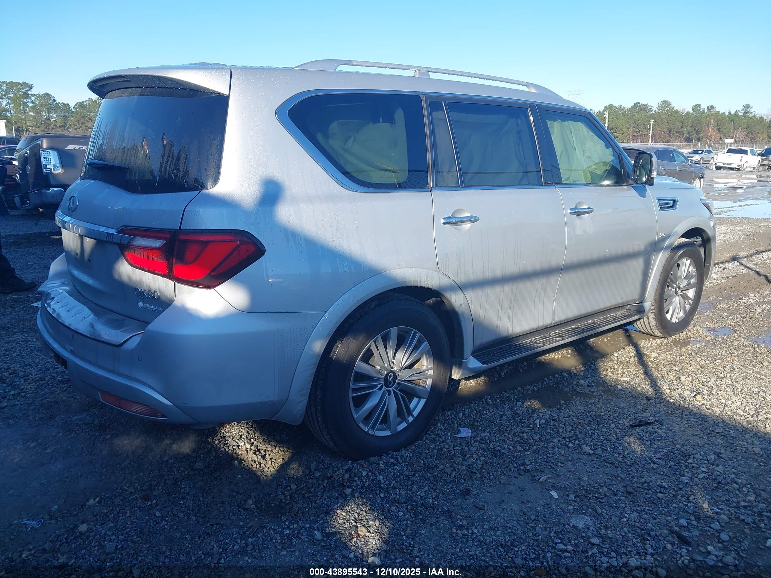 INFINITI QX80 image 4