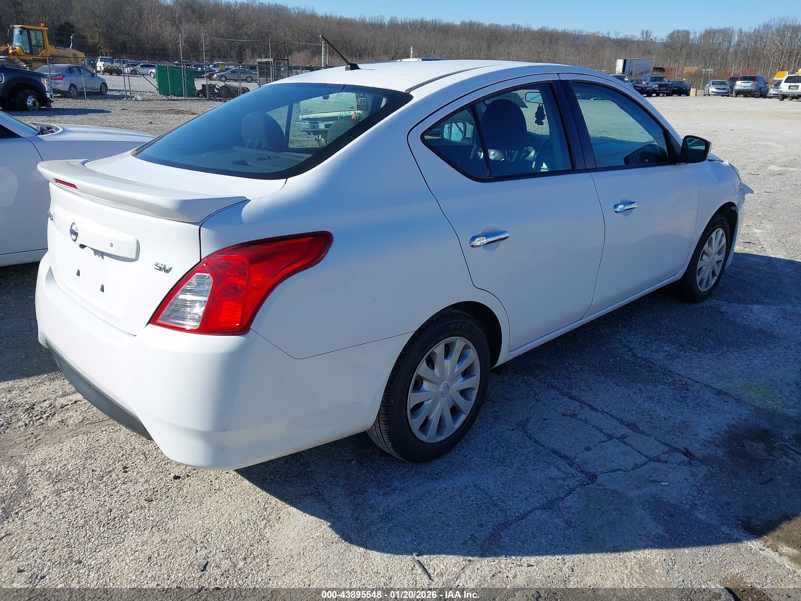 NISSAN VERSA image 4