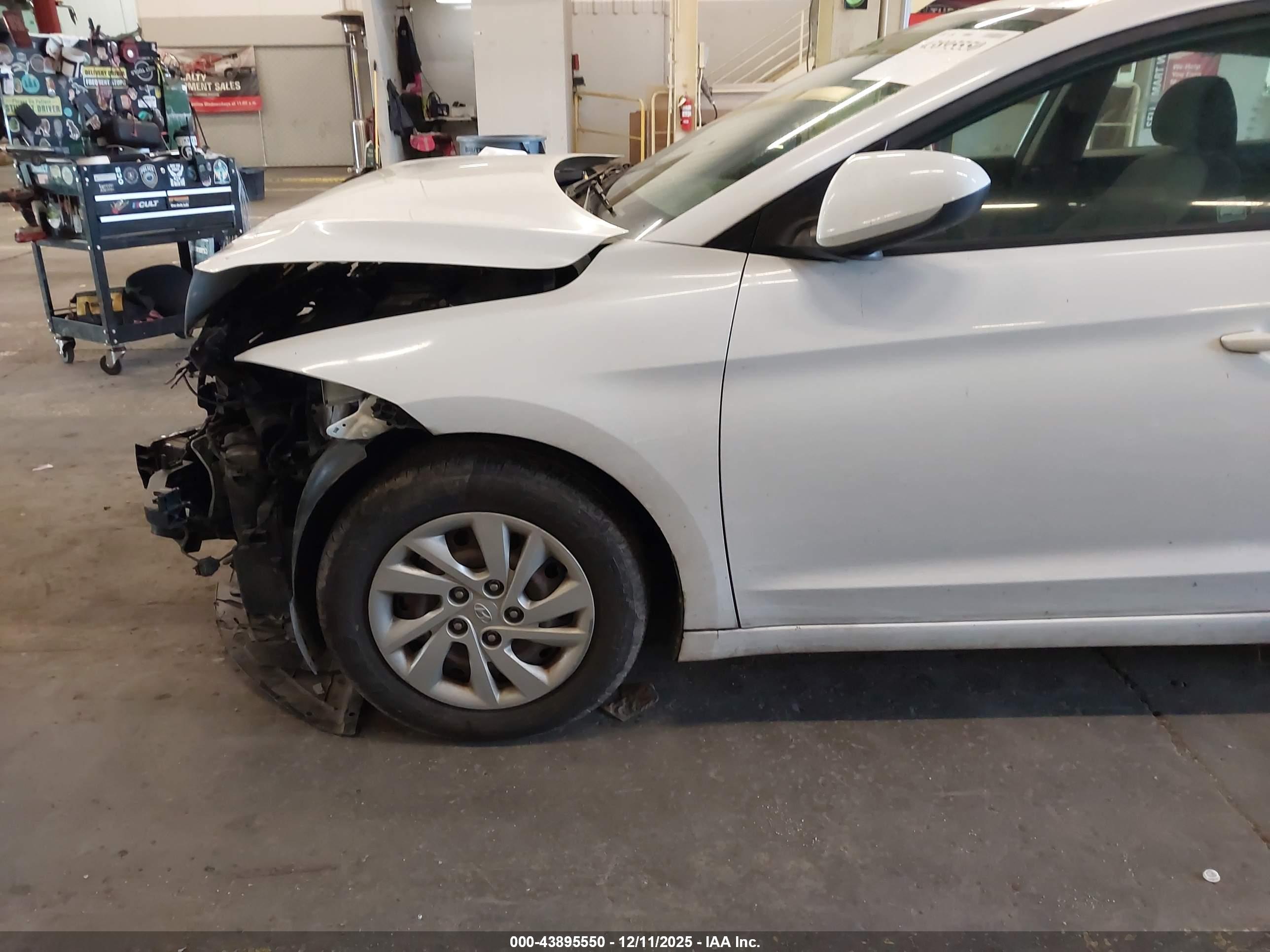 HYUNDAI ELANTRA image 6