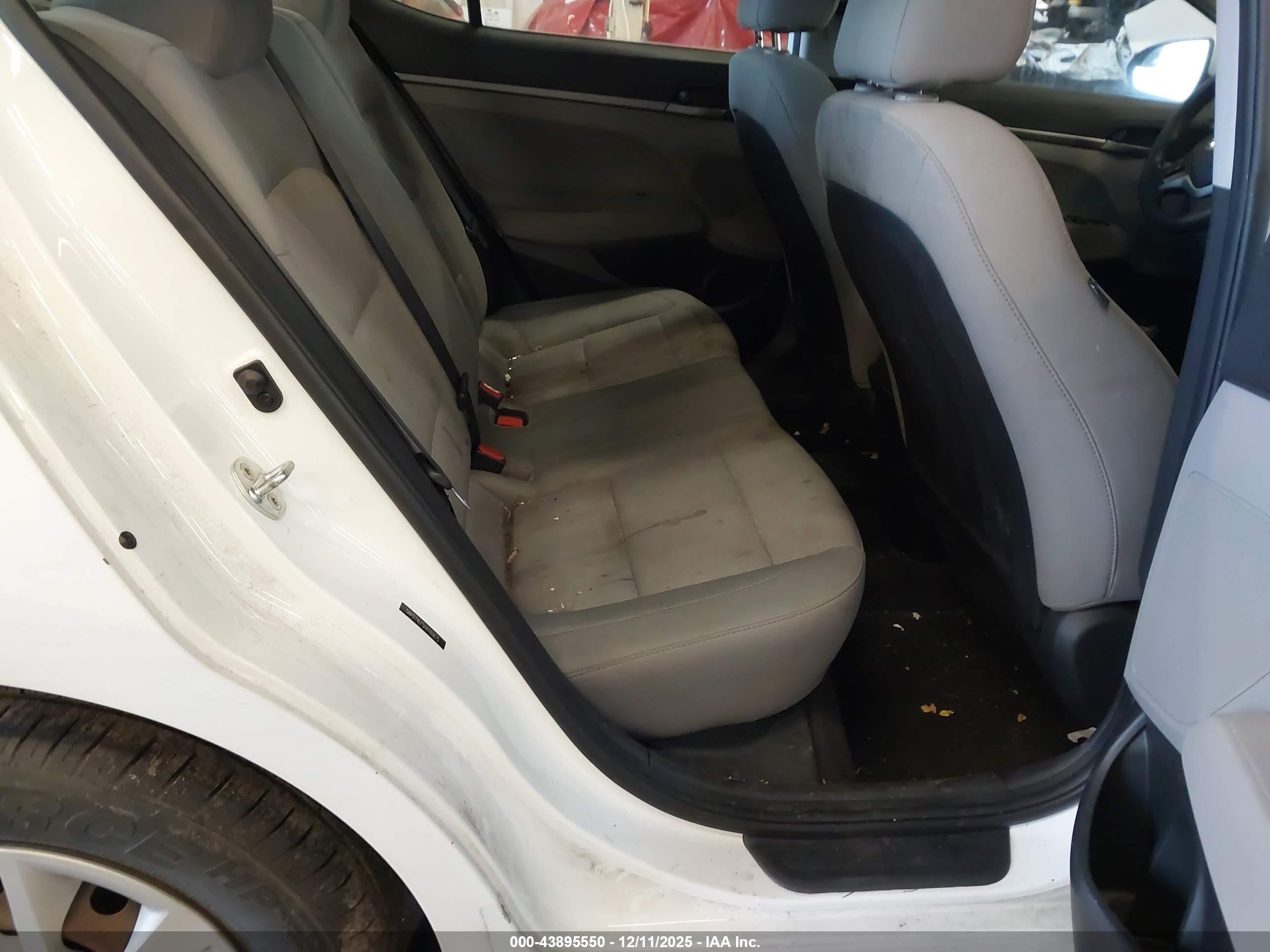 HYUNDAI ELANTRA image 8