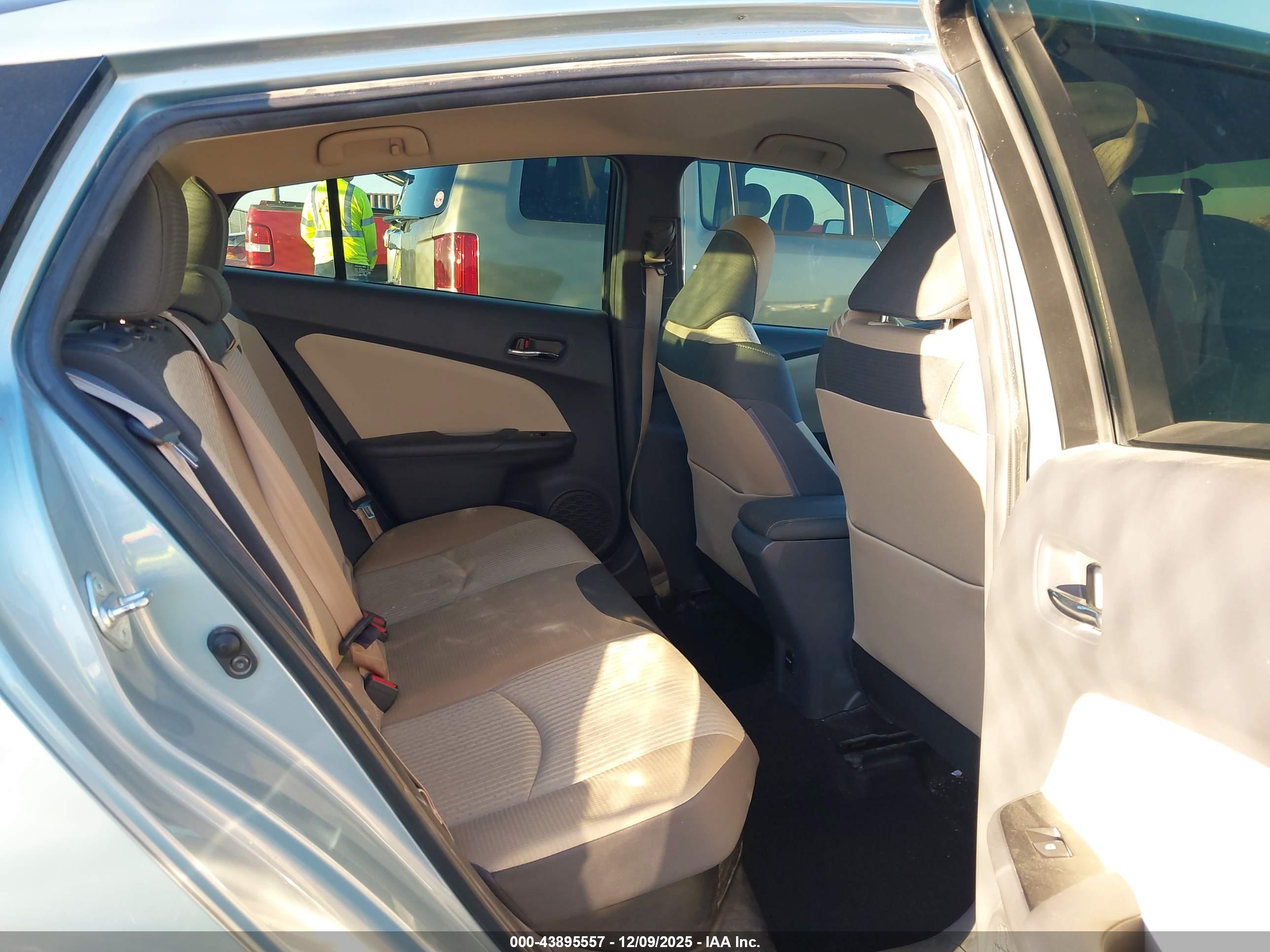 TOYOTA PRIUS image 8