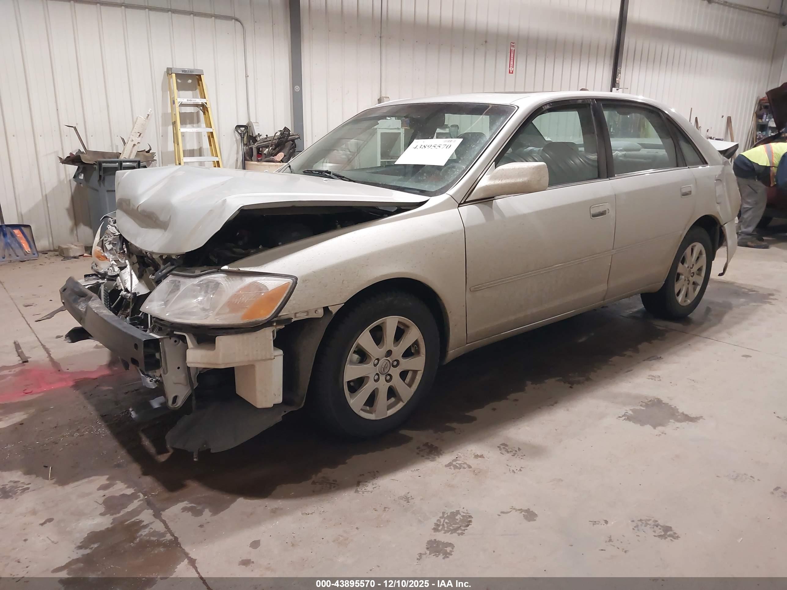 TOYOTA AVALON image 2