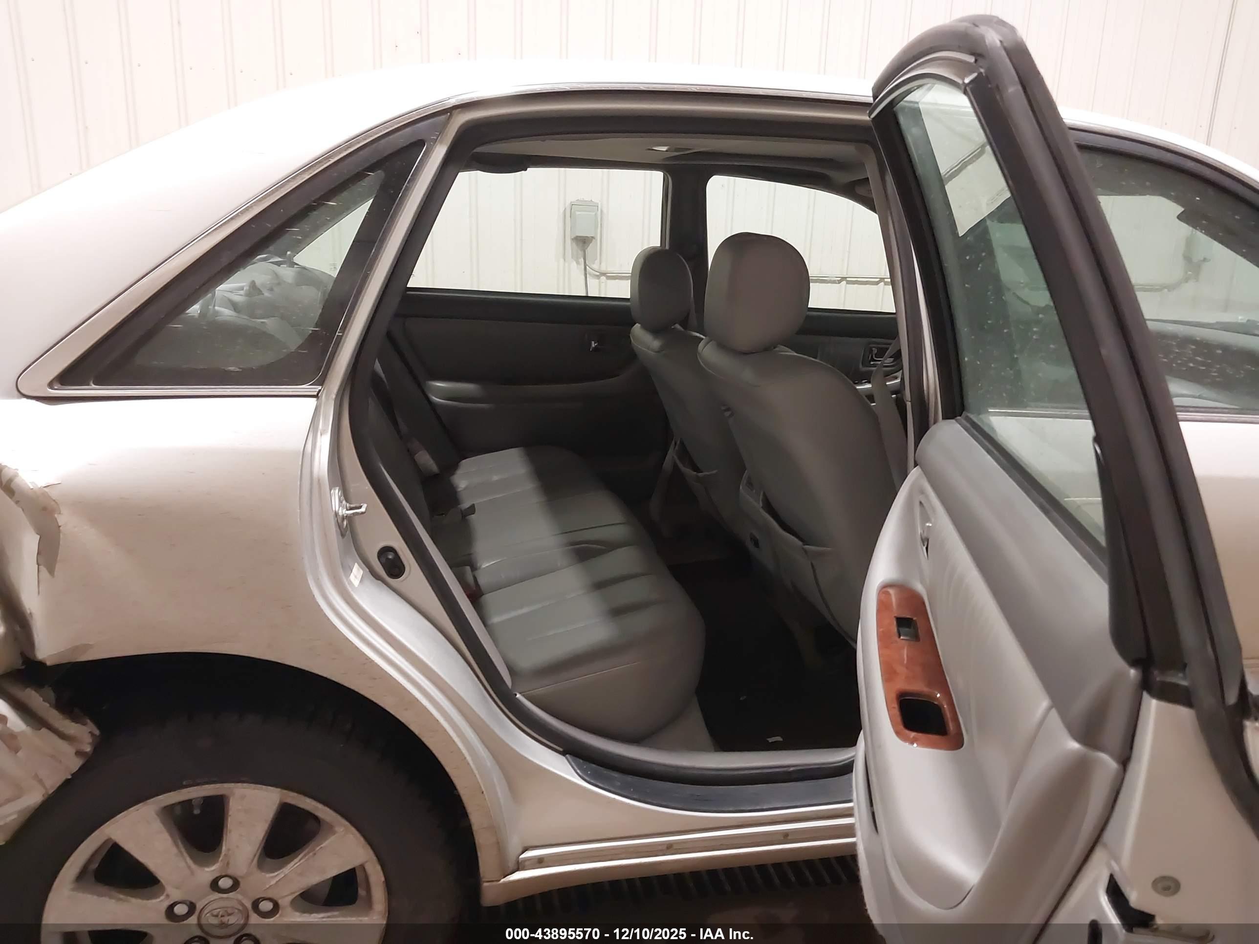 TOYOTA AVALON image 8