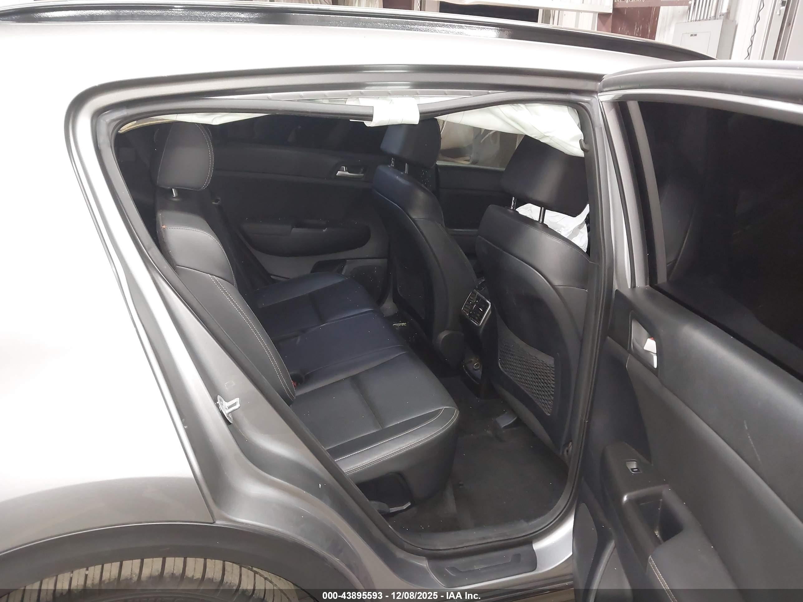 KIA SPORTAGE image 8