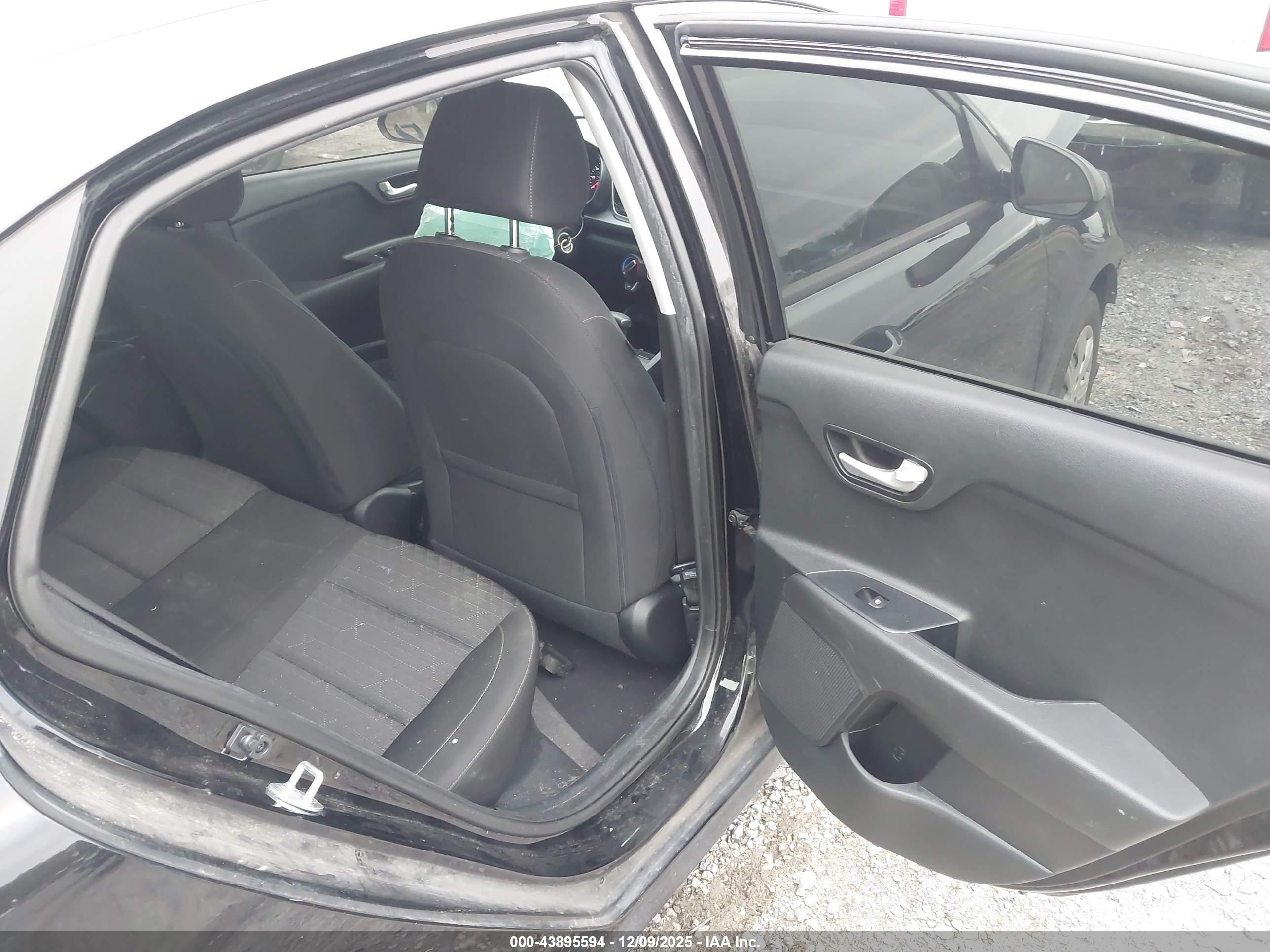 KIA RIO image 8