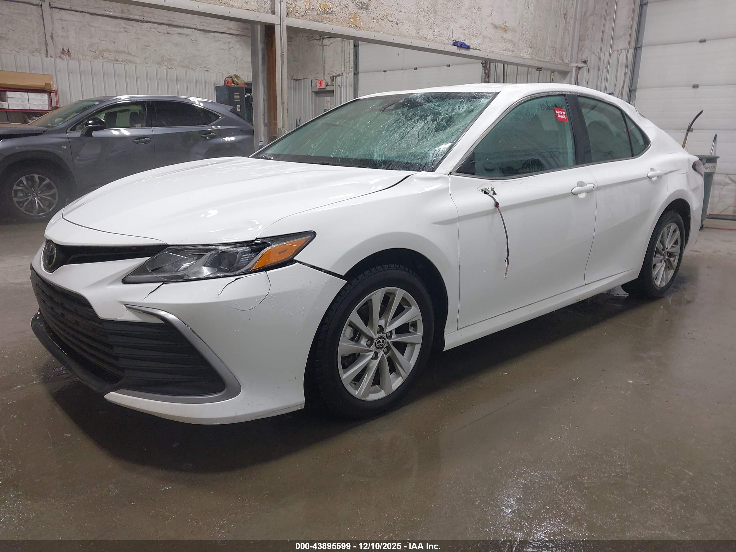TOYOTA CAMRY image 2
