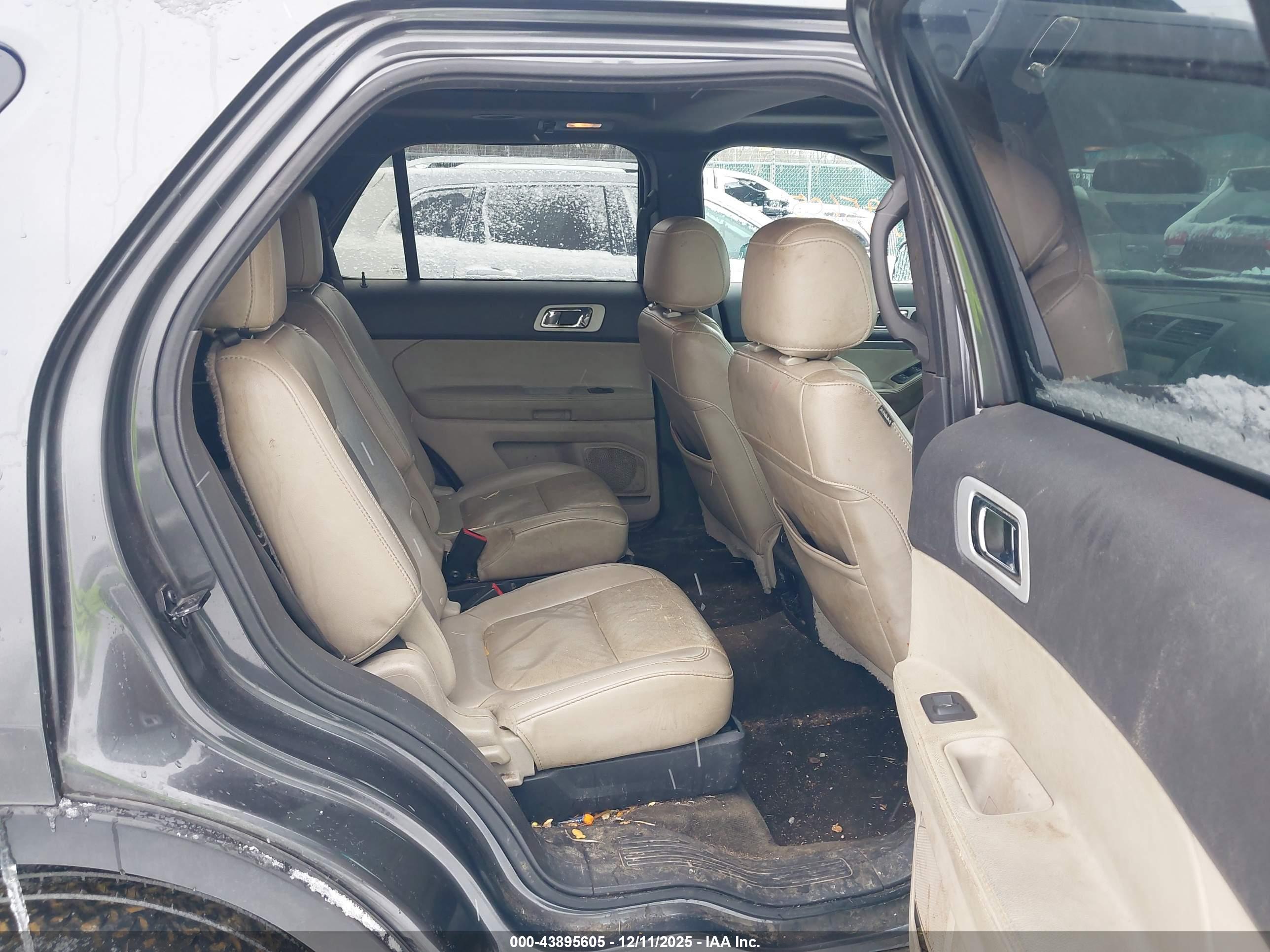 FORD EXPLORER image 8
