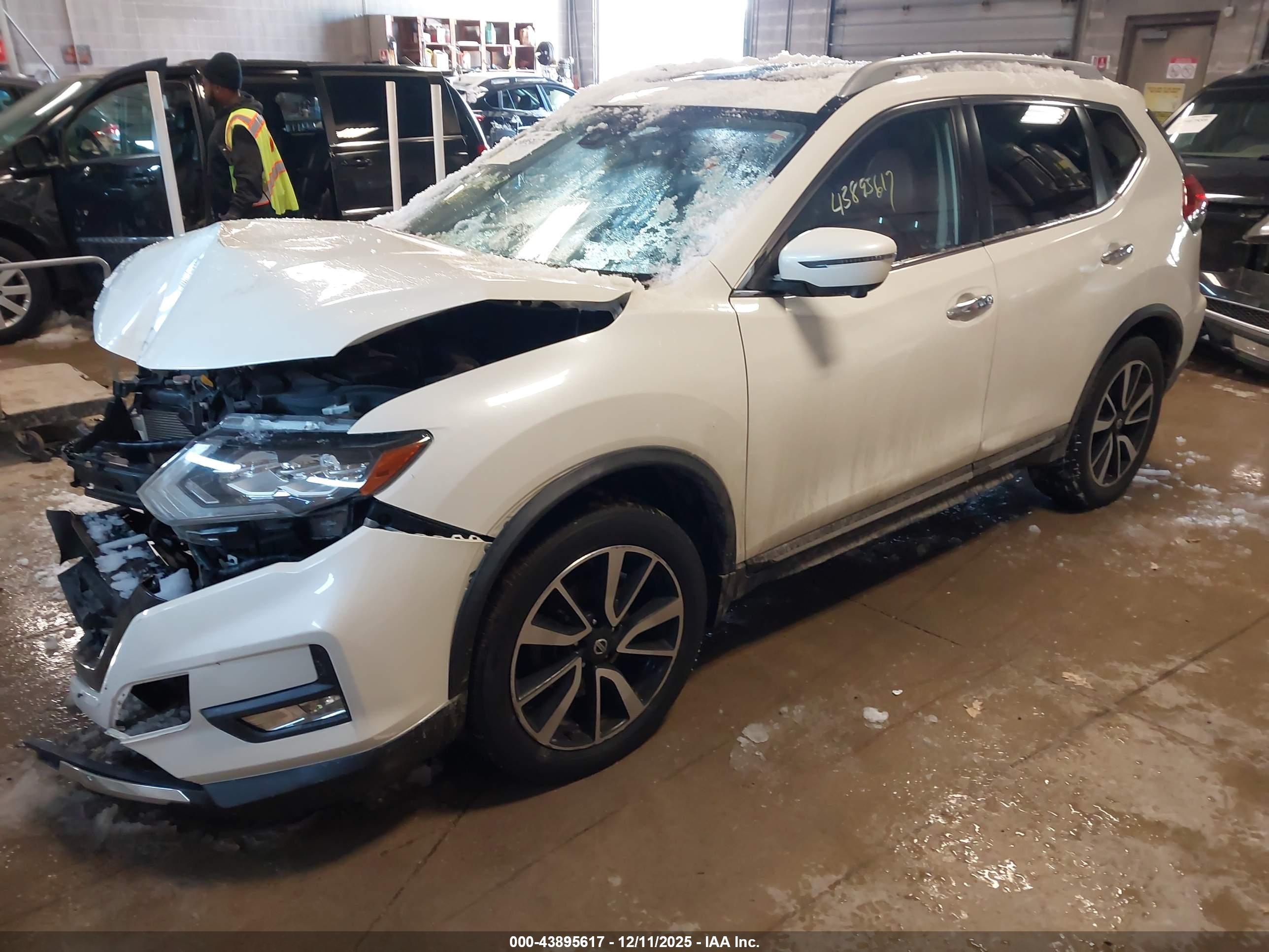 NISSAN ROGUE image 2
