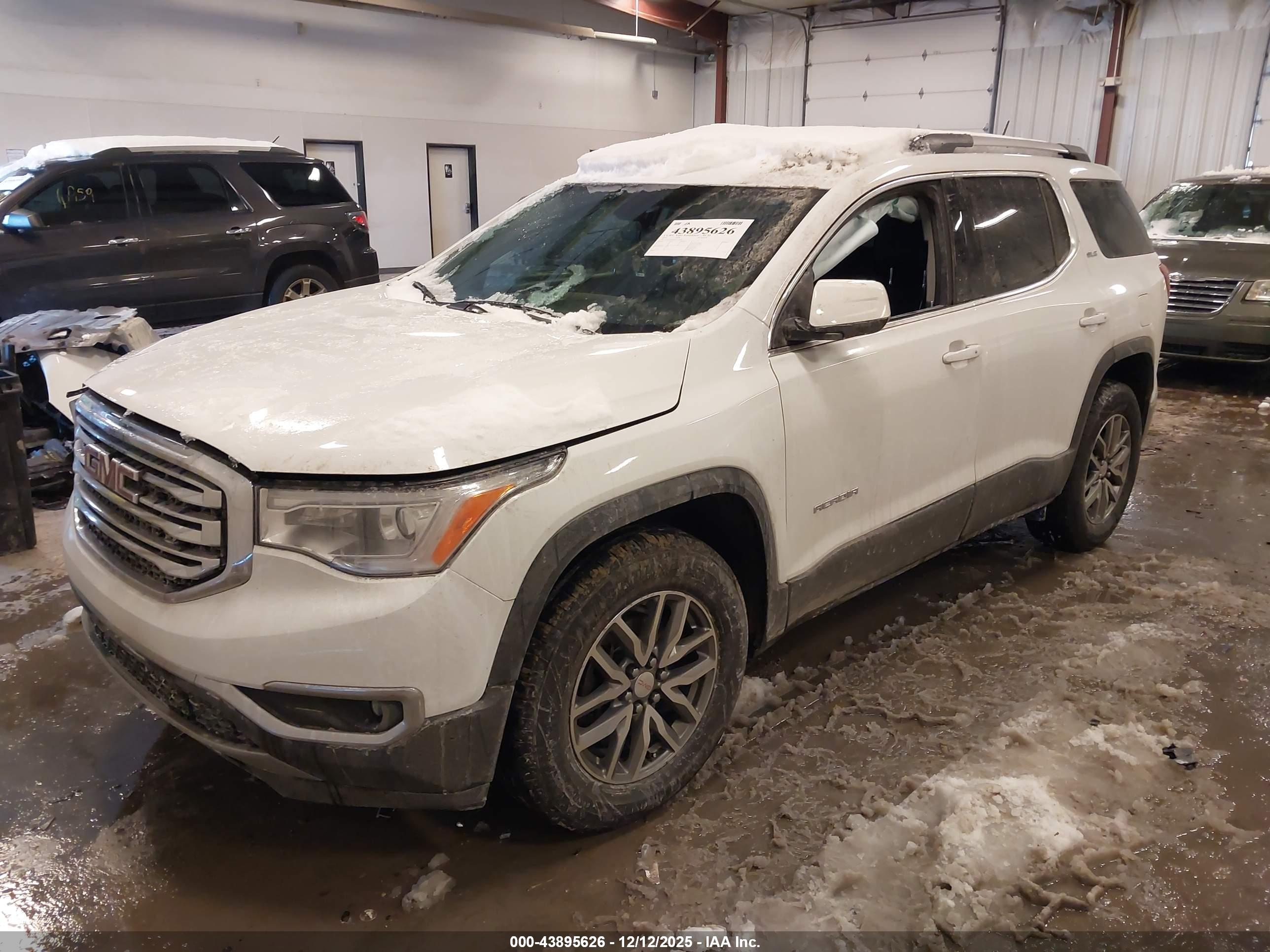 GMC ACADIA image 2