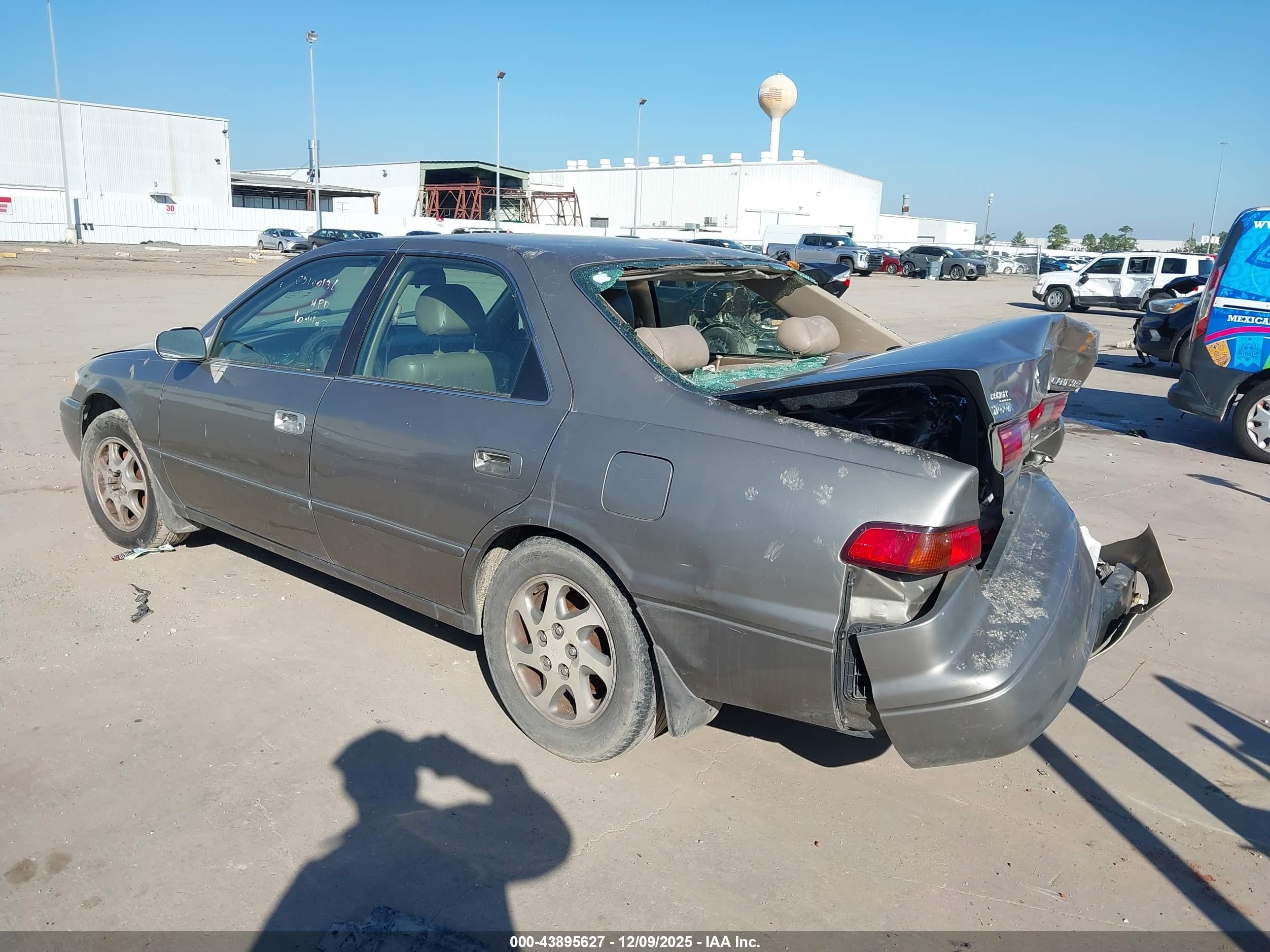 TOYOTA CAMRY image 3