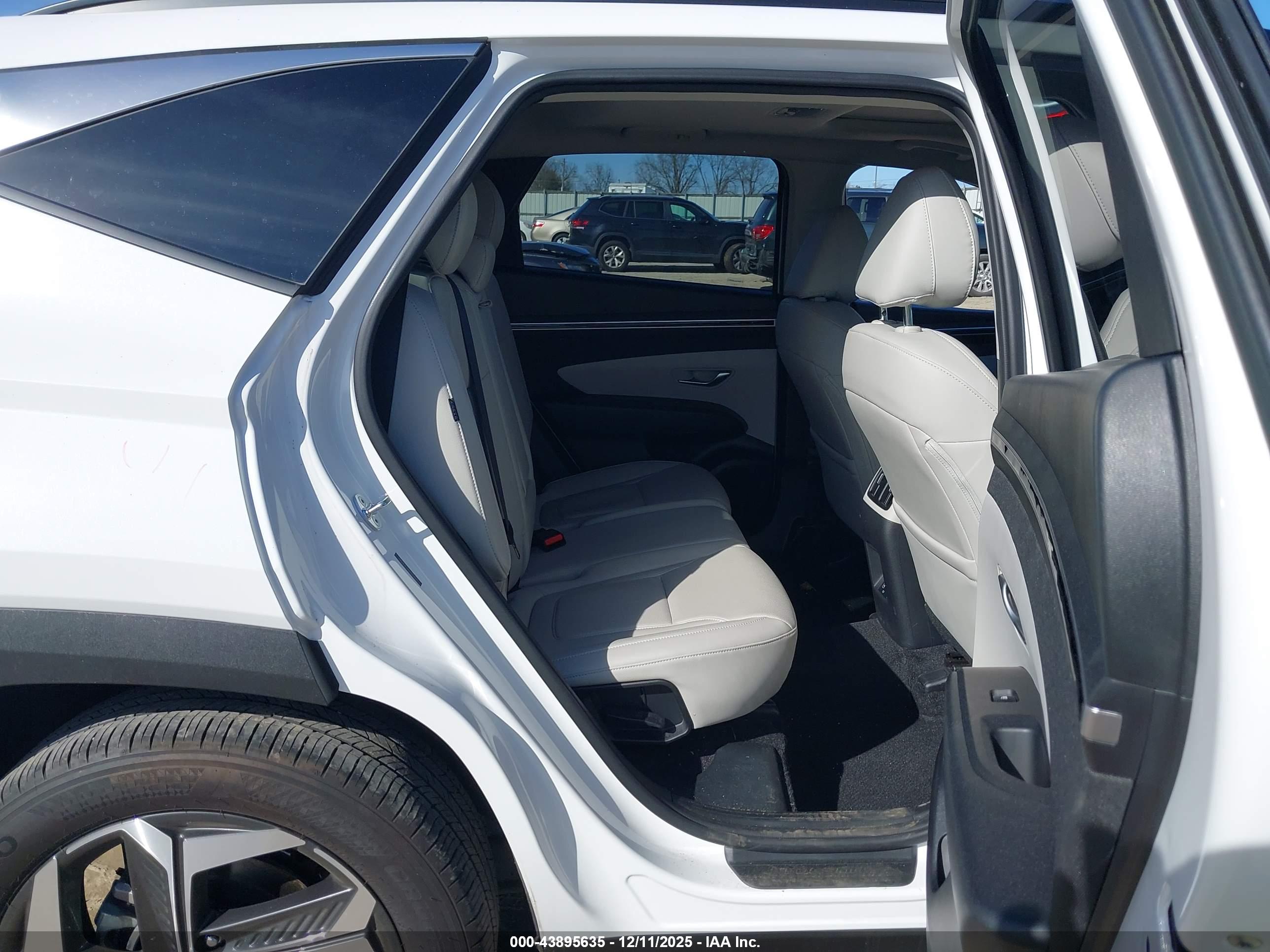 HYUNDAI TUCSON image 8