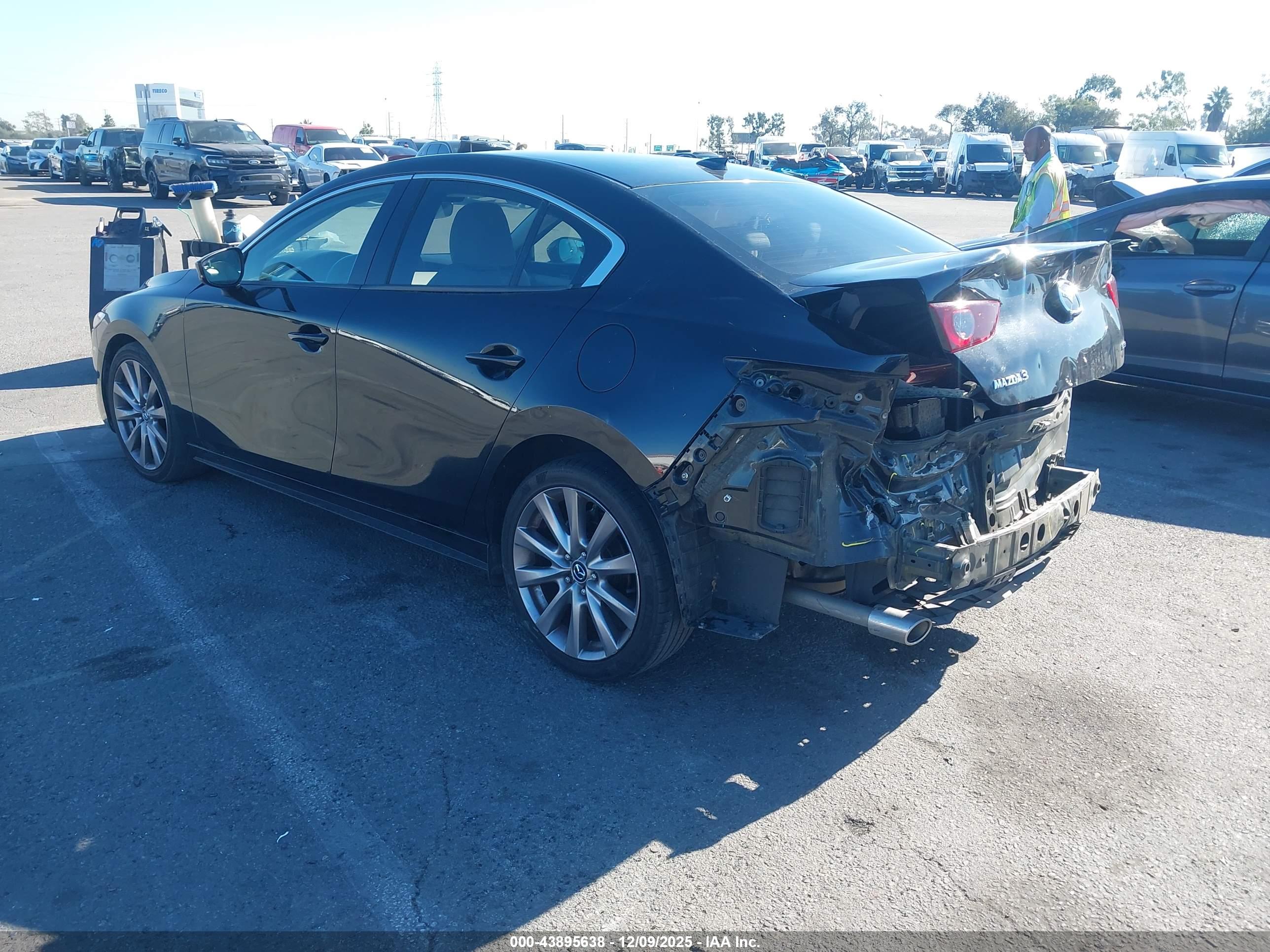MAZDA MAZDA3 image 3