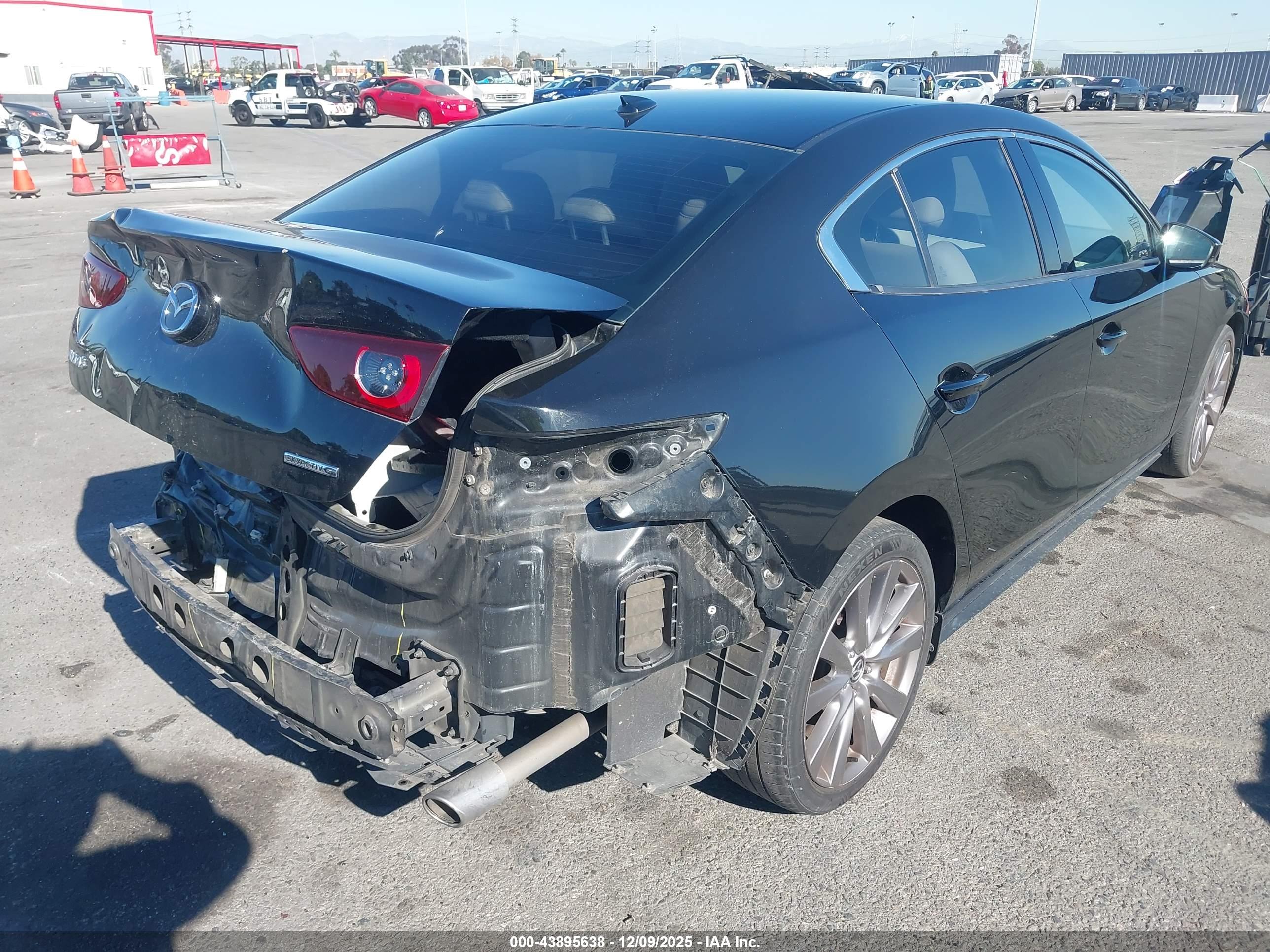 MAZDA MAZDA3 image 4