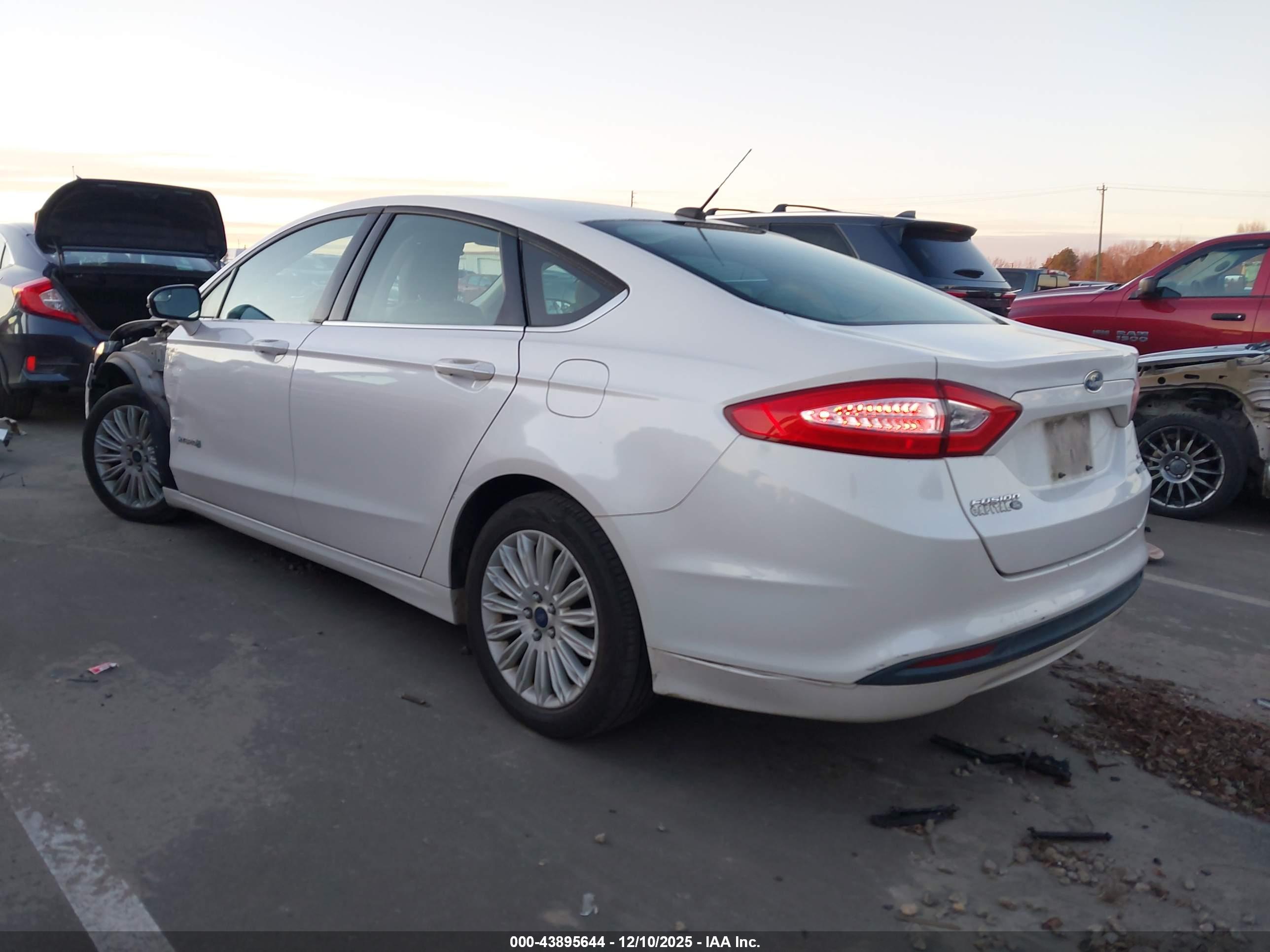 FORD FUSION image 3