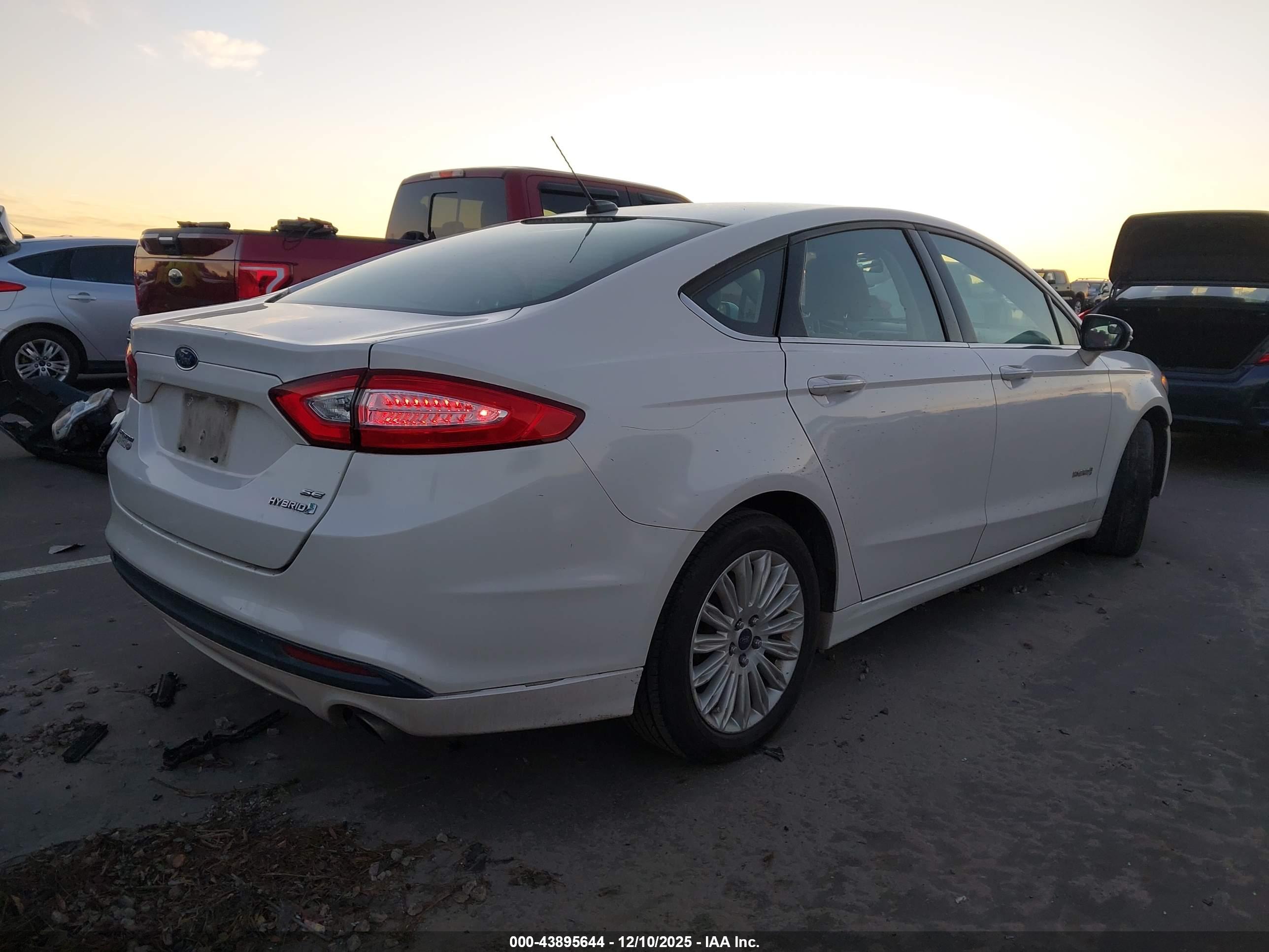 FORD FUSION image 4
