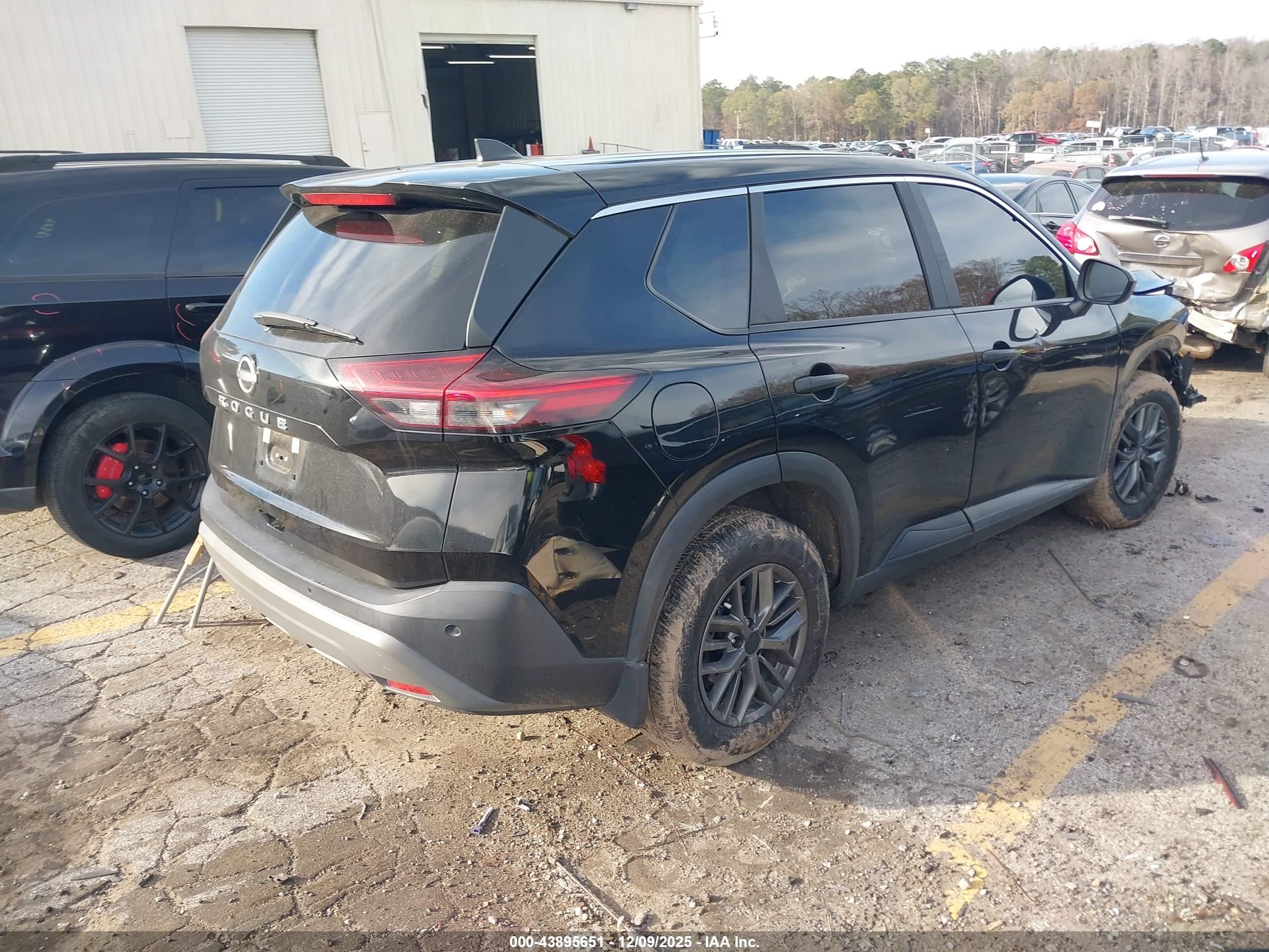 NISSAN ROGUE image 4