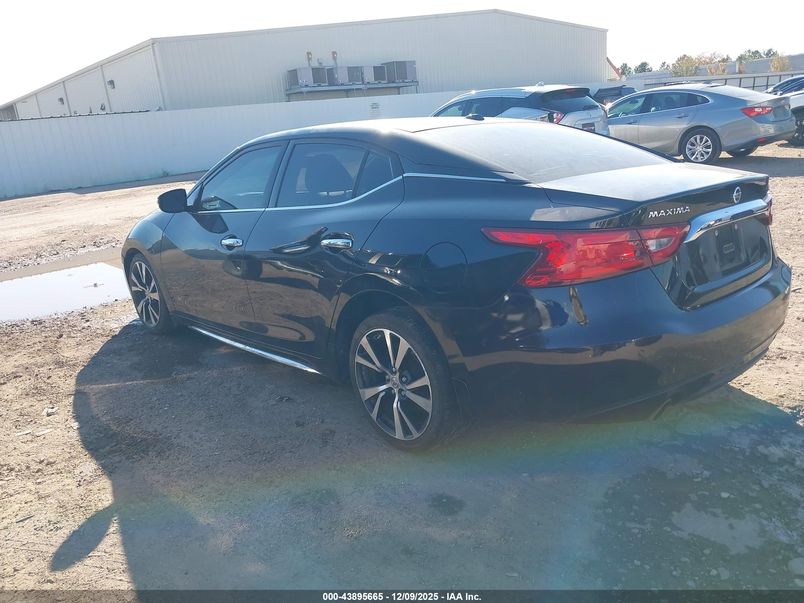NISSAN MAXIMA image 3