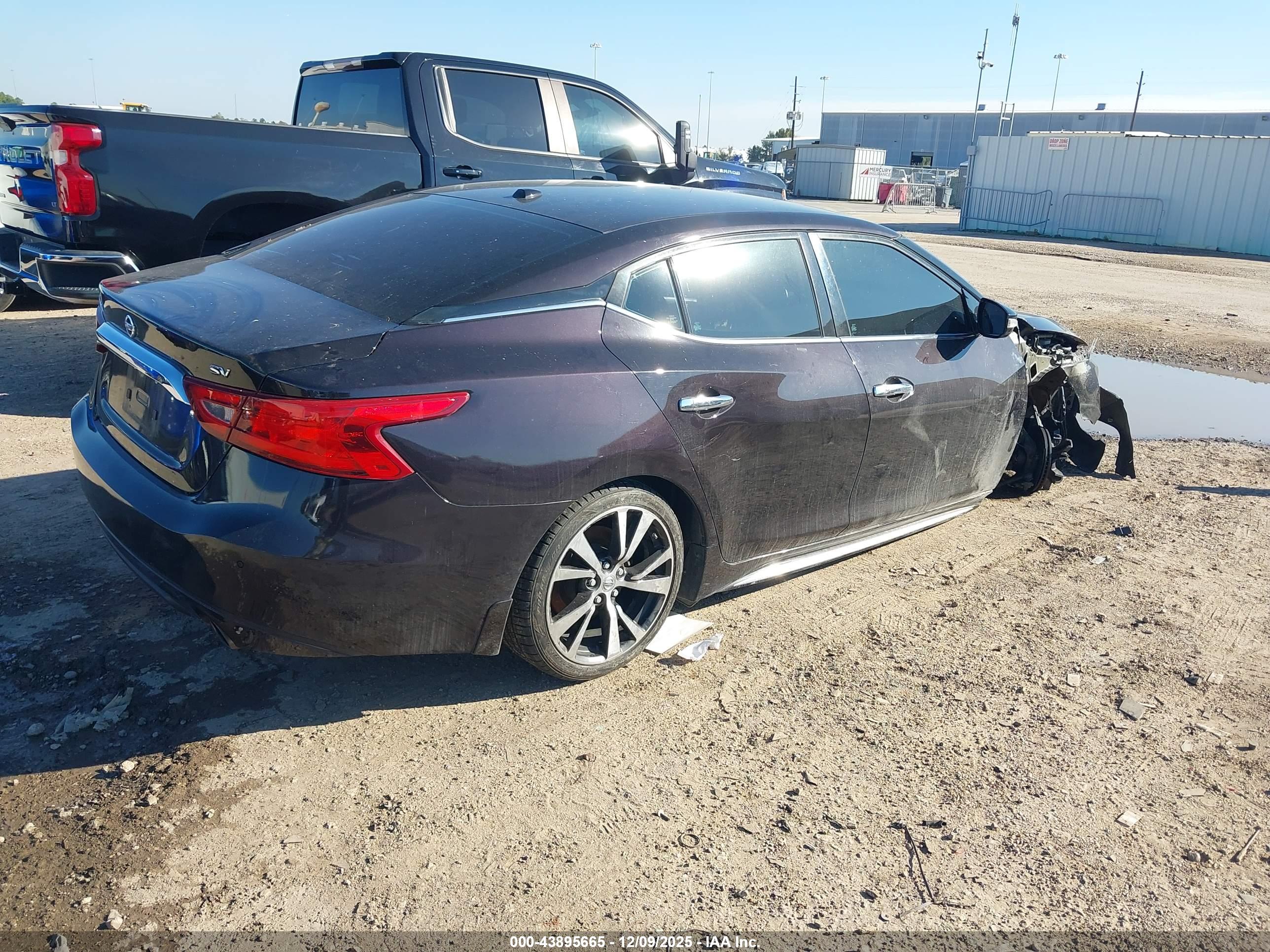 NISSAN MAXIMA image 4