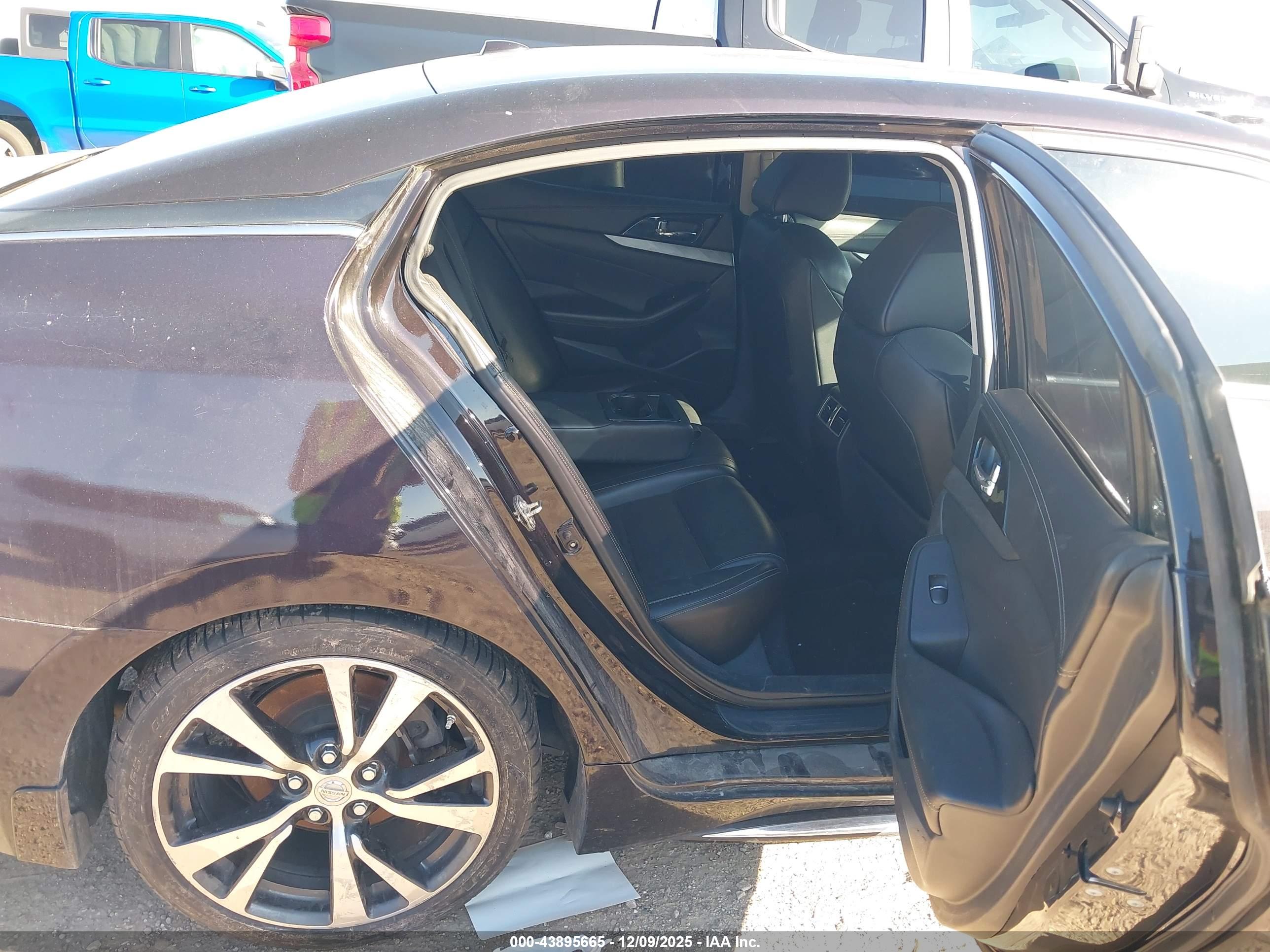 NISSAN MAXIMA image 8