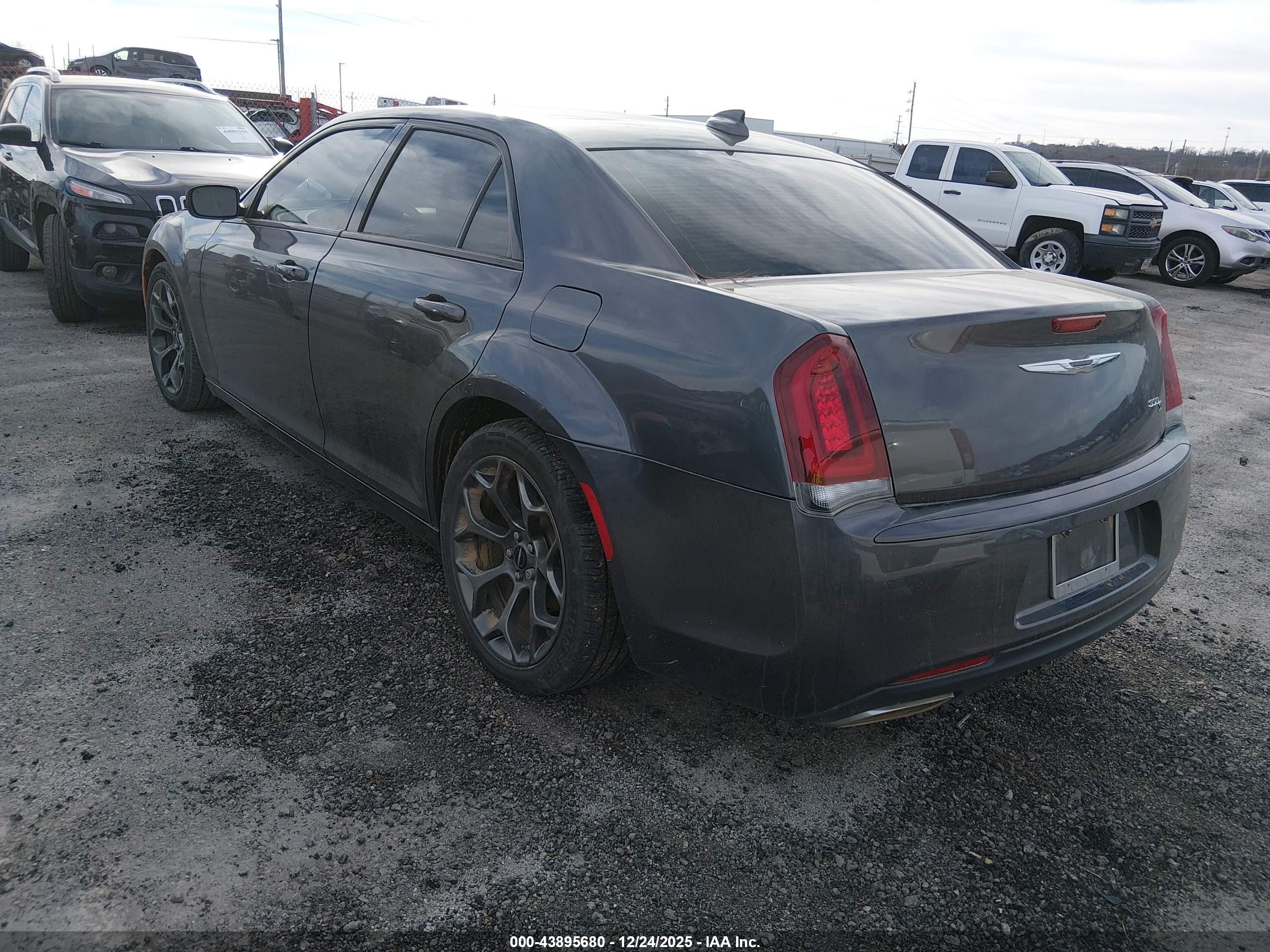 CHRYSLER 300 image 3