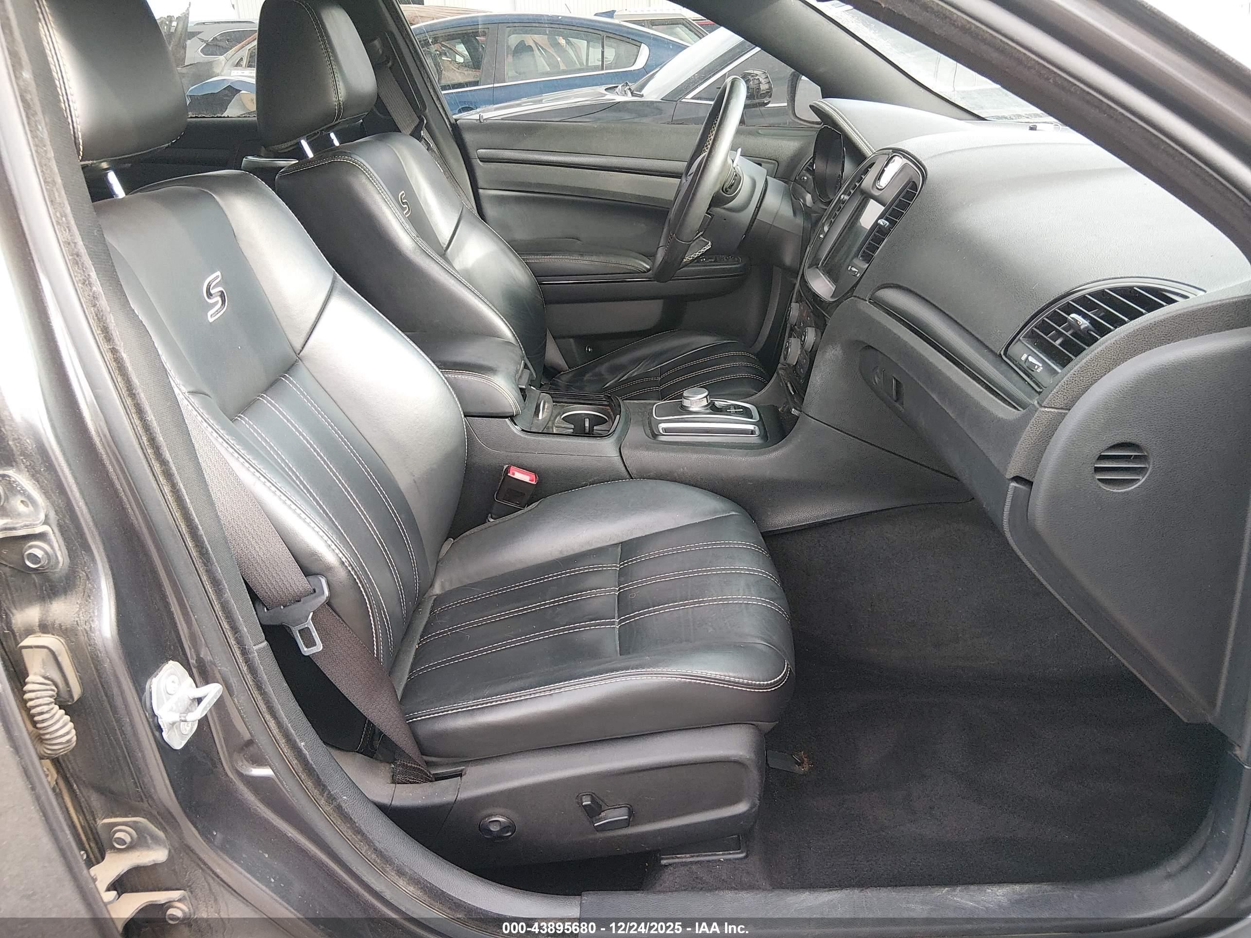 CHRYSLER 300 image 5