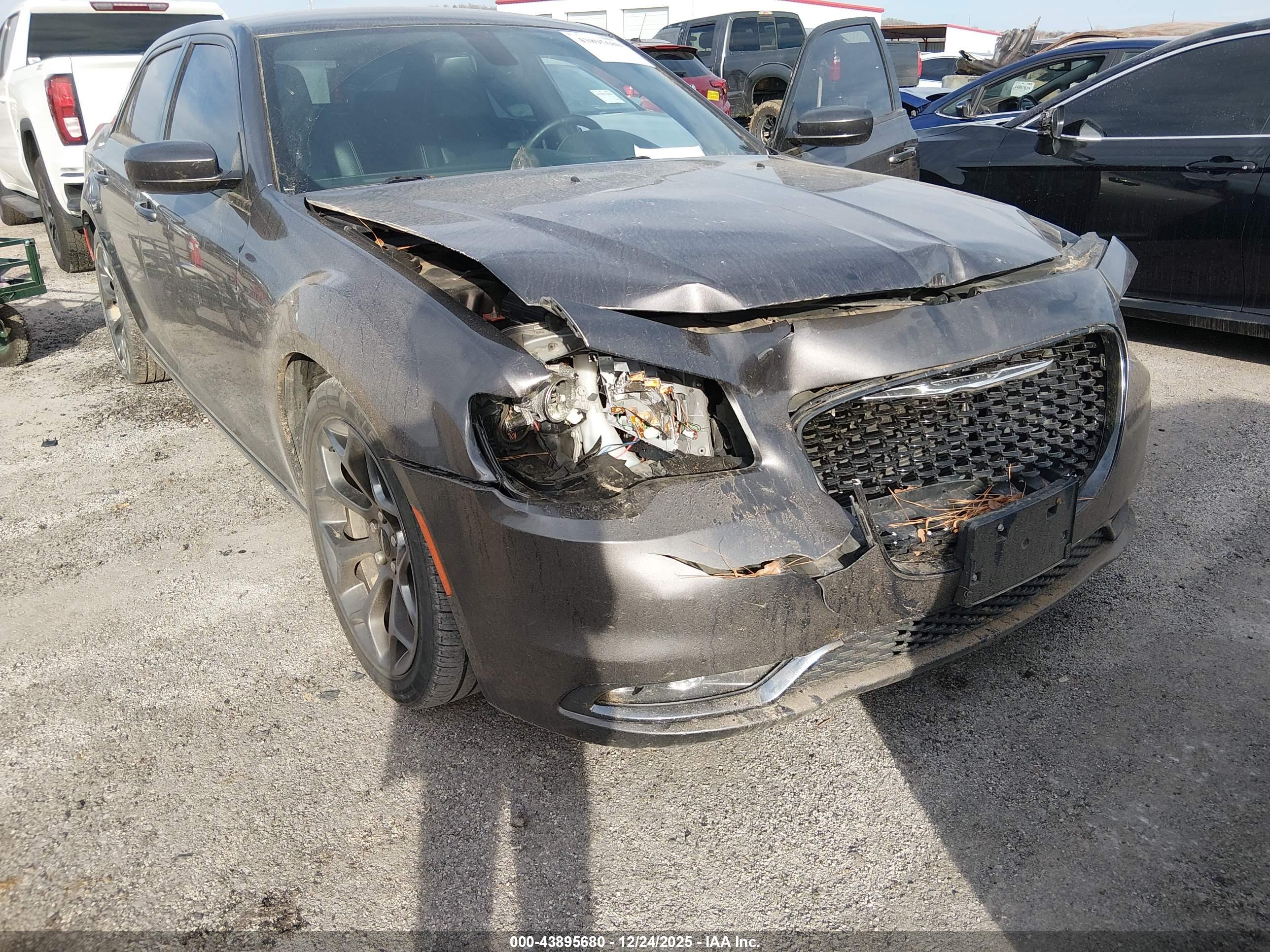 CHRYSLER 300 image 6