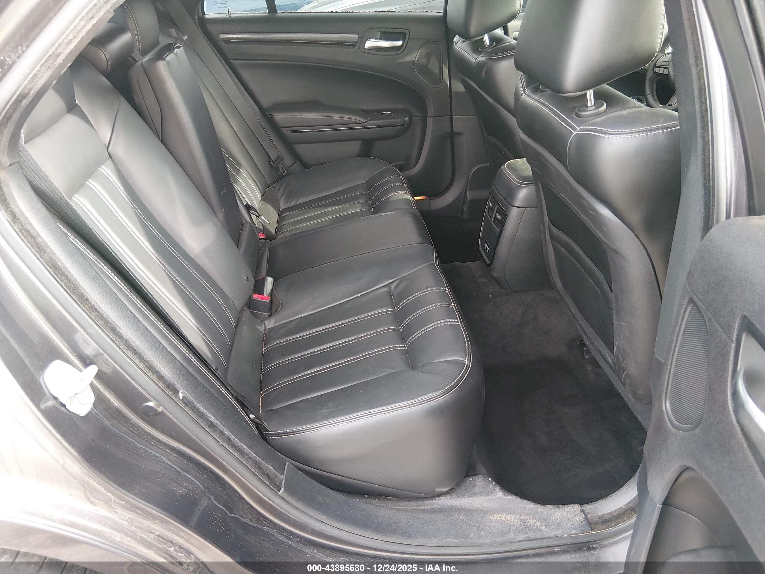 CHRYSLER 300 image 8