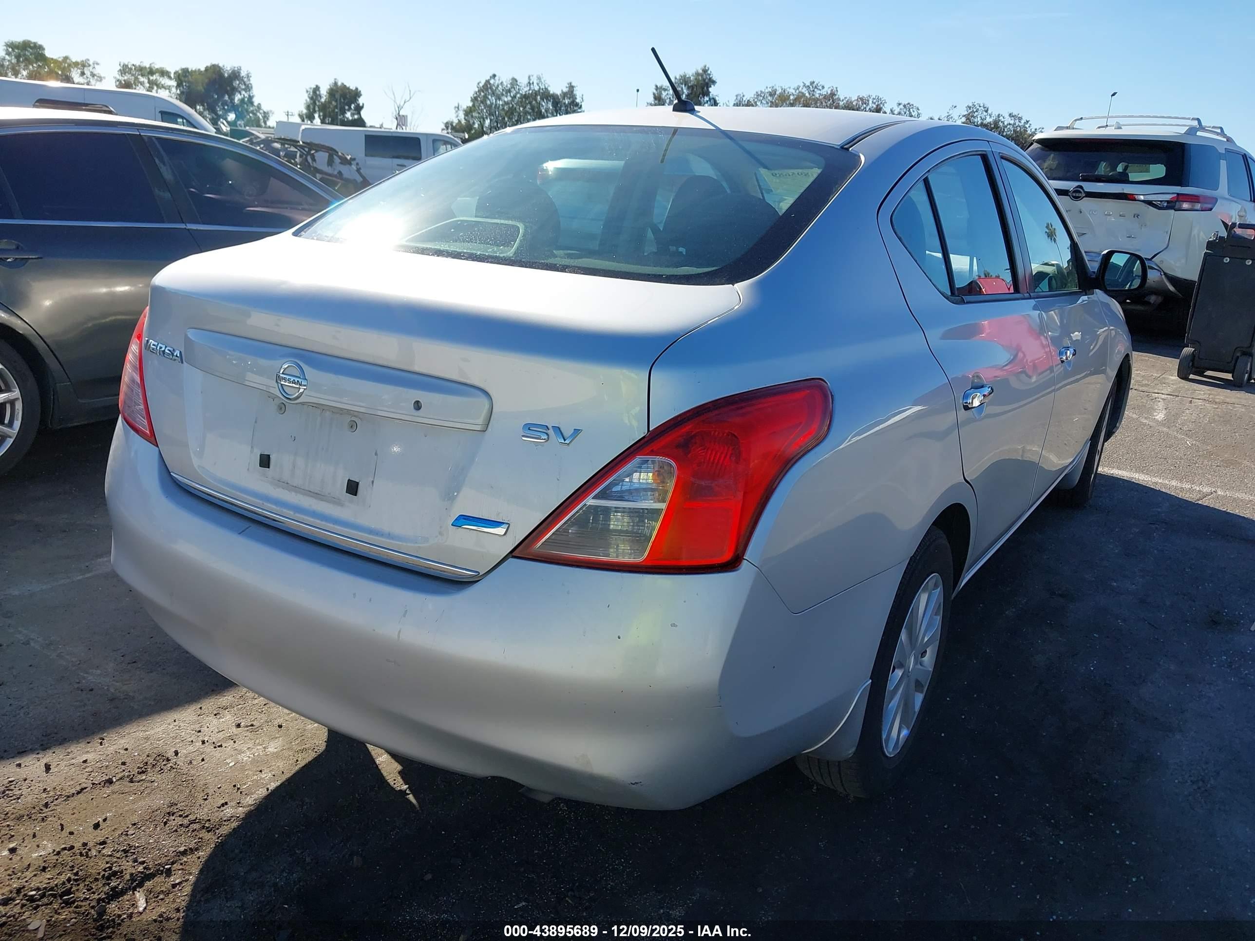NISSAN VERSA image 4