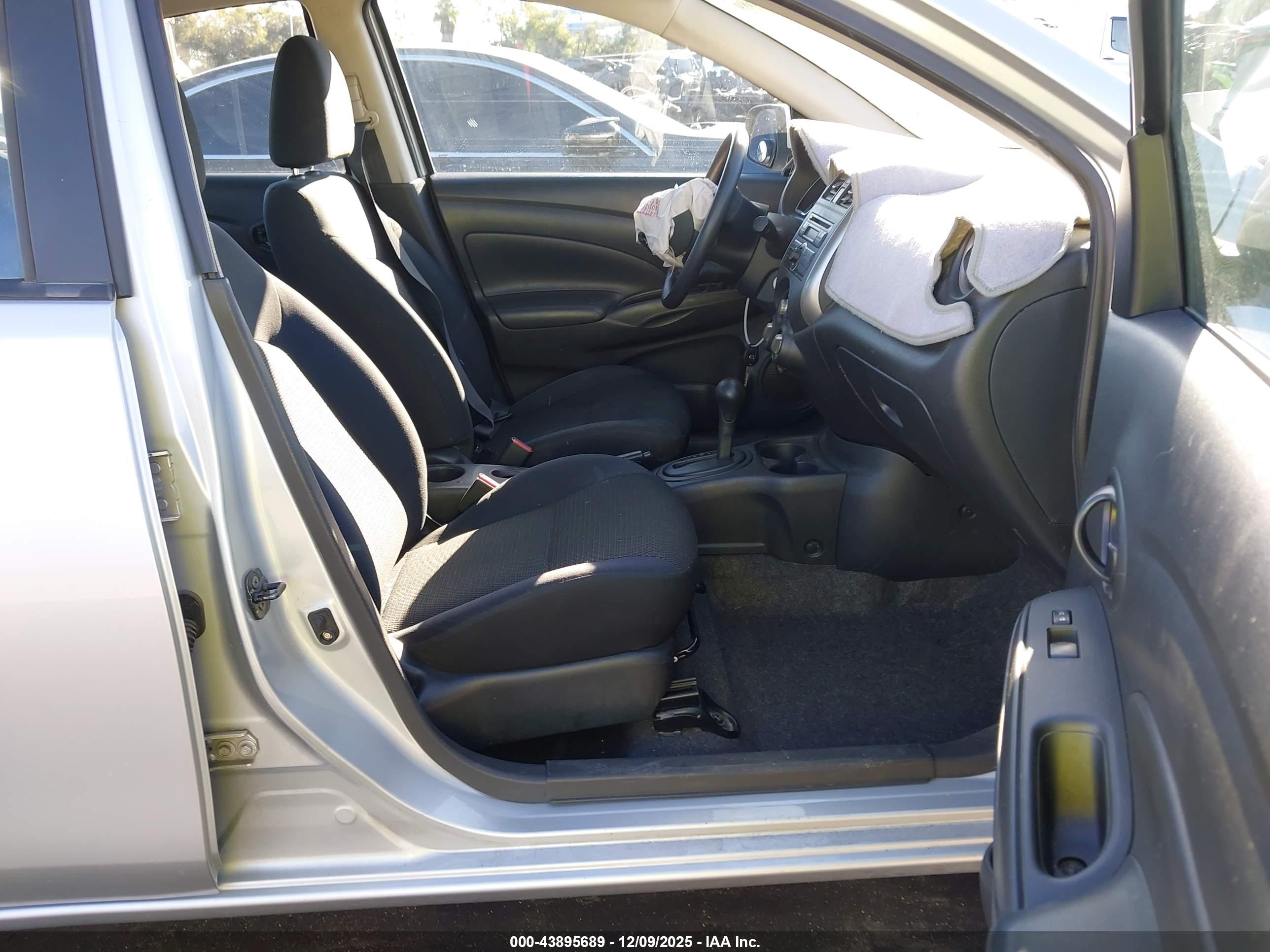 NISSAN VERSA image 5