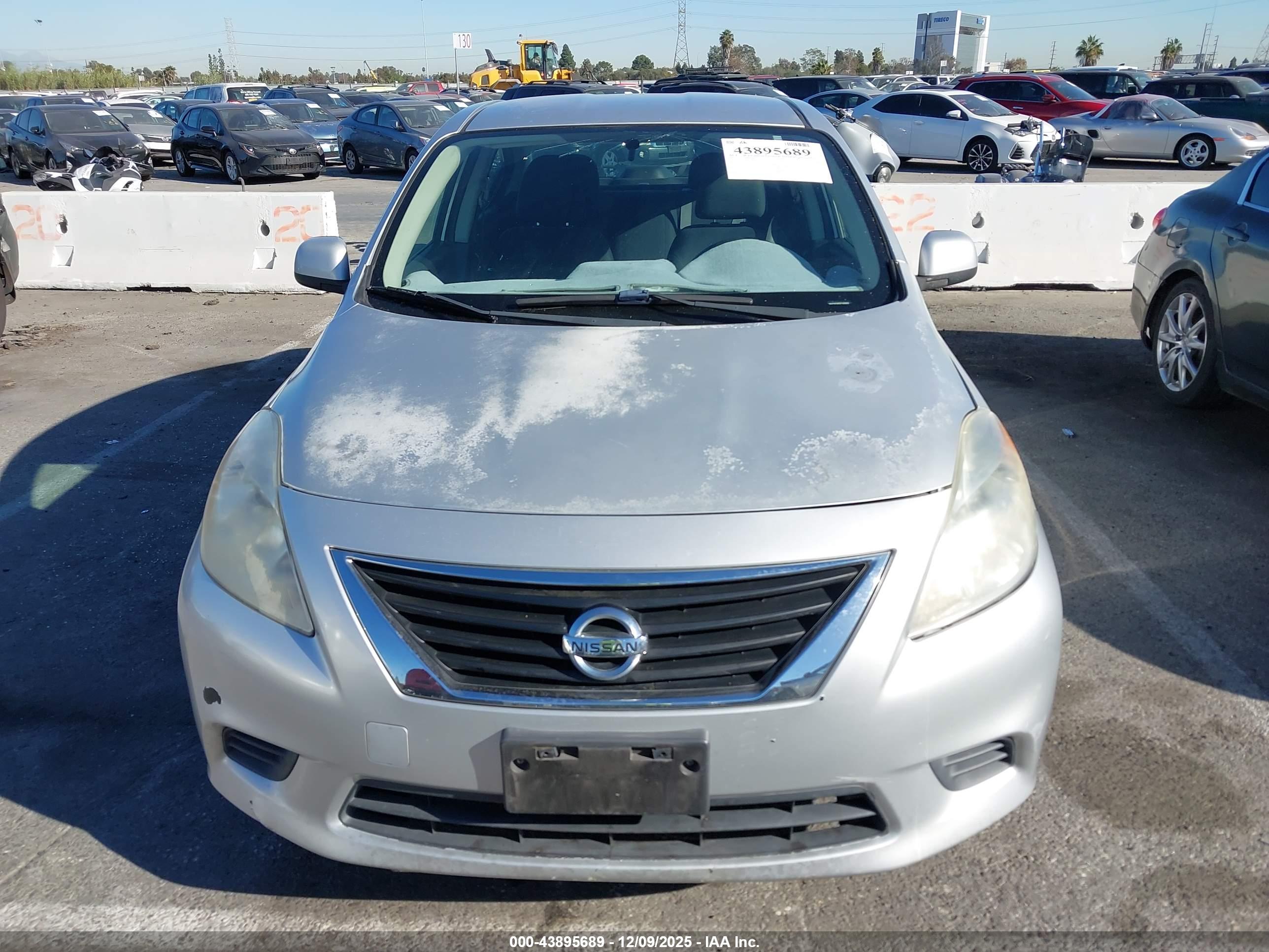 NISSAN VERSA image 6
