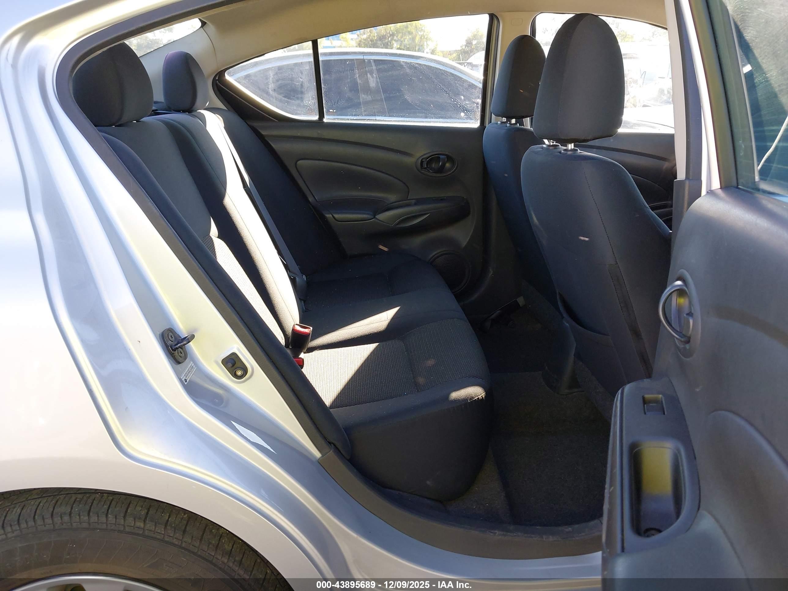 NISSAN VERSA image 8