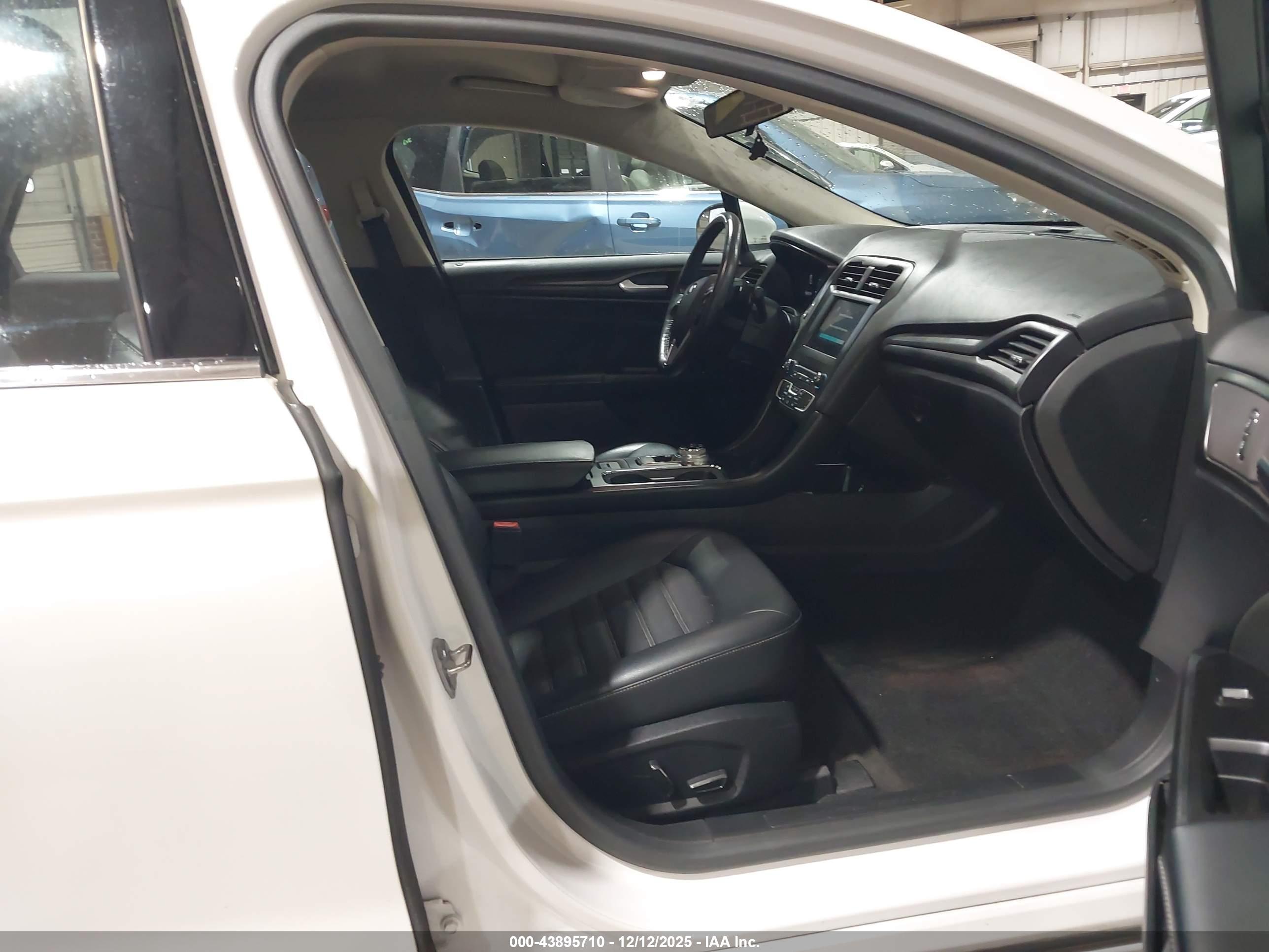 FORD FUSION image 5