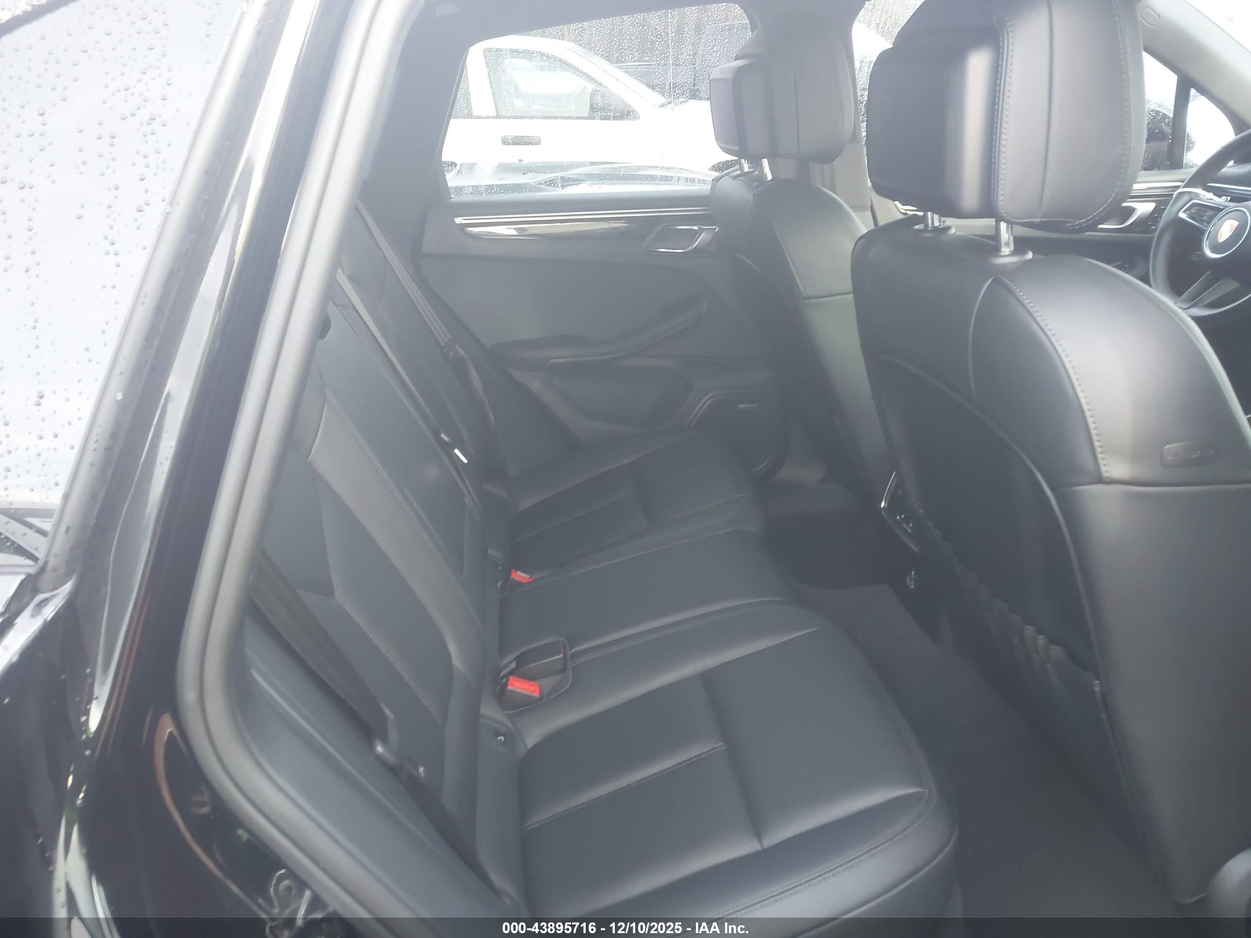 PORSCHE MACAN image 8