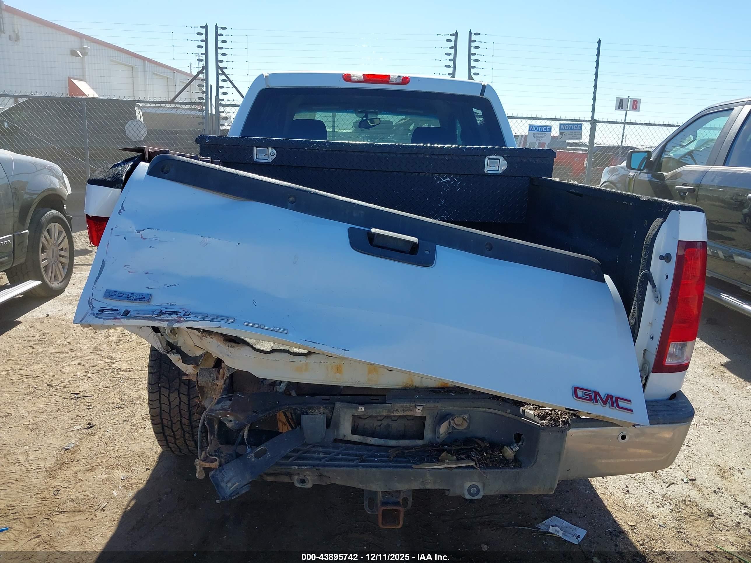GMC SIERRA image 6