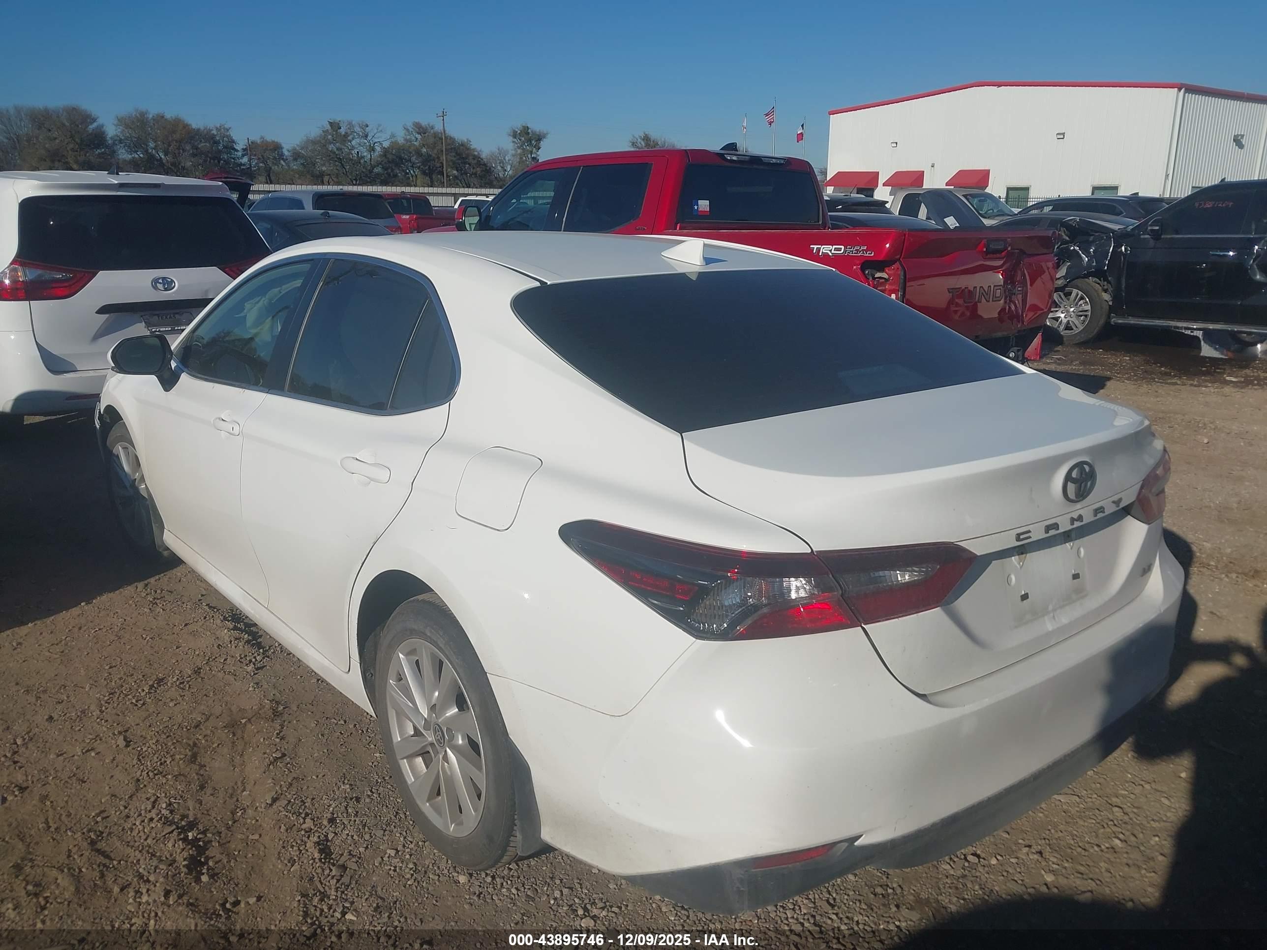 TOYOTA CAMRY image 3