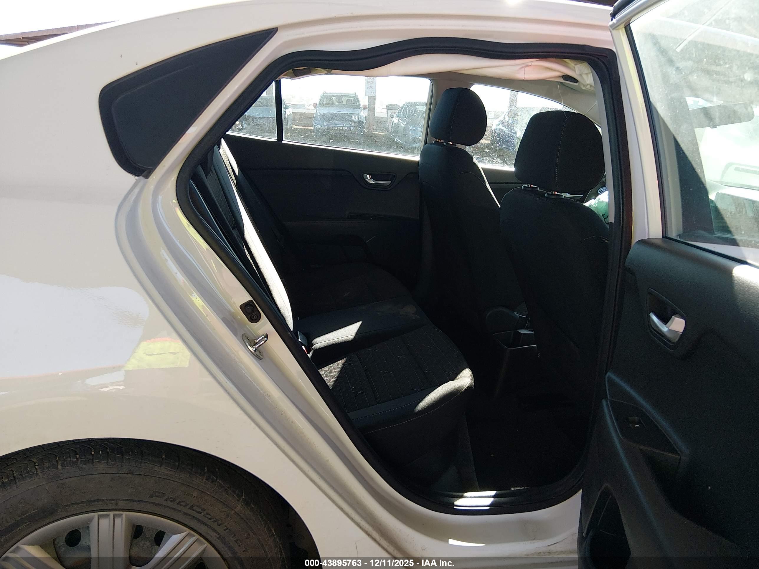 KIA RIO image 8