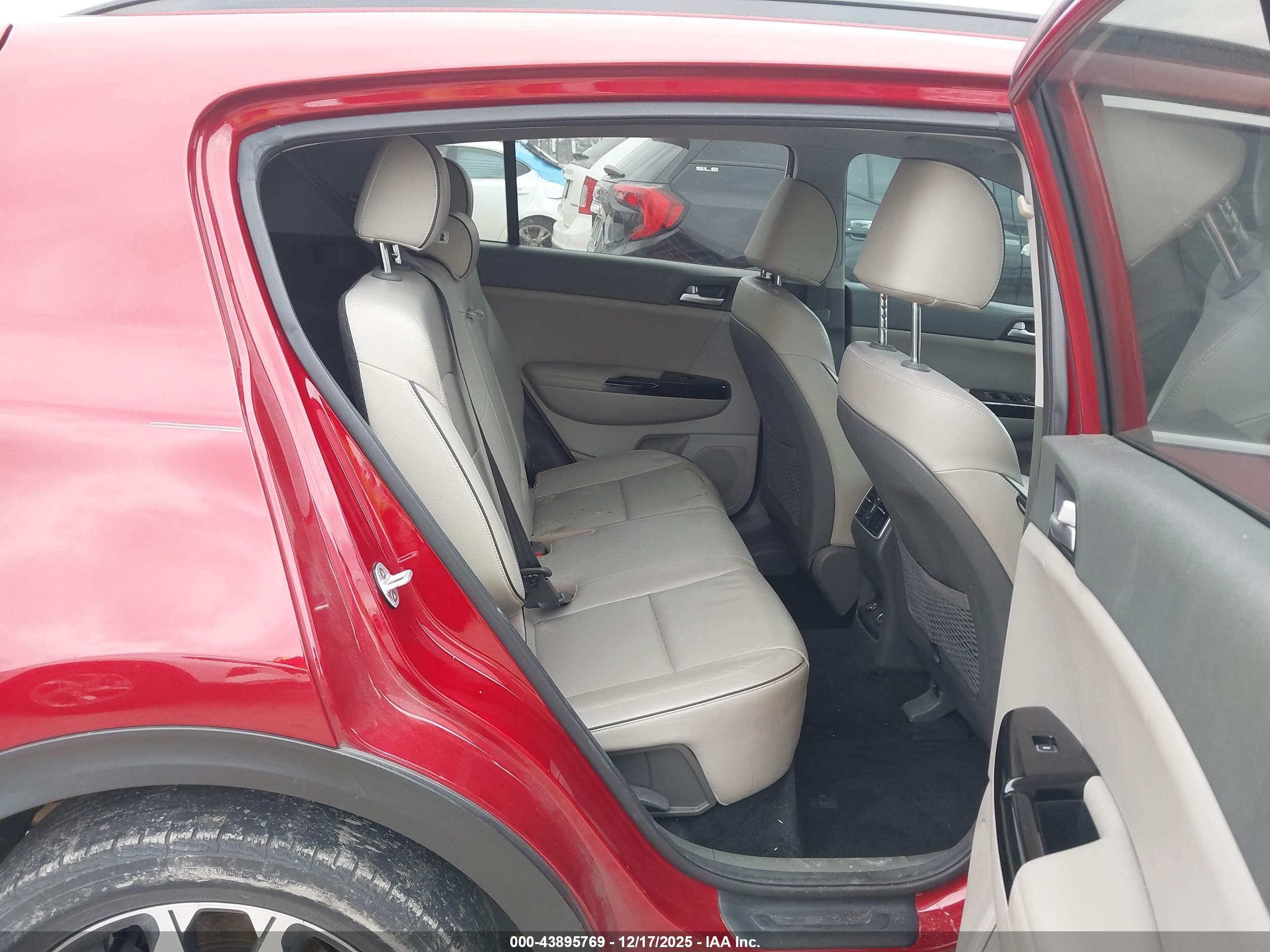 KIA SPORTAGE image 8