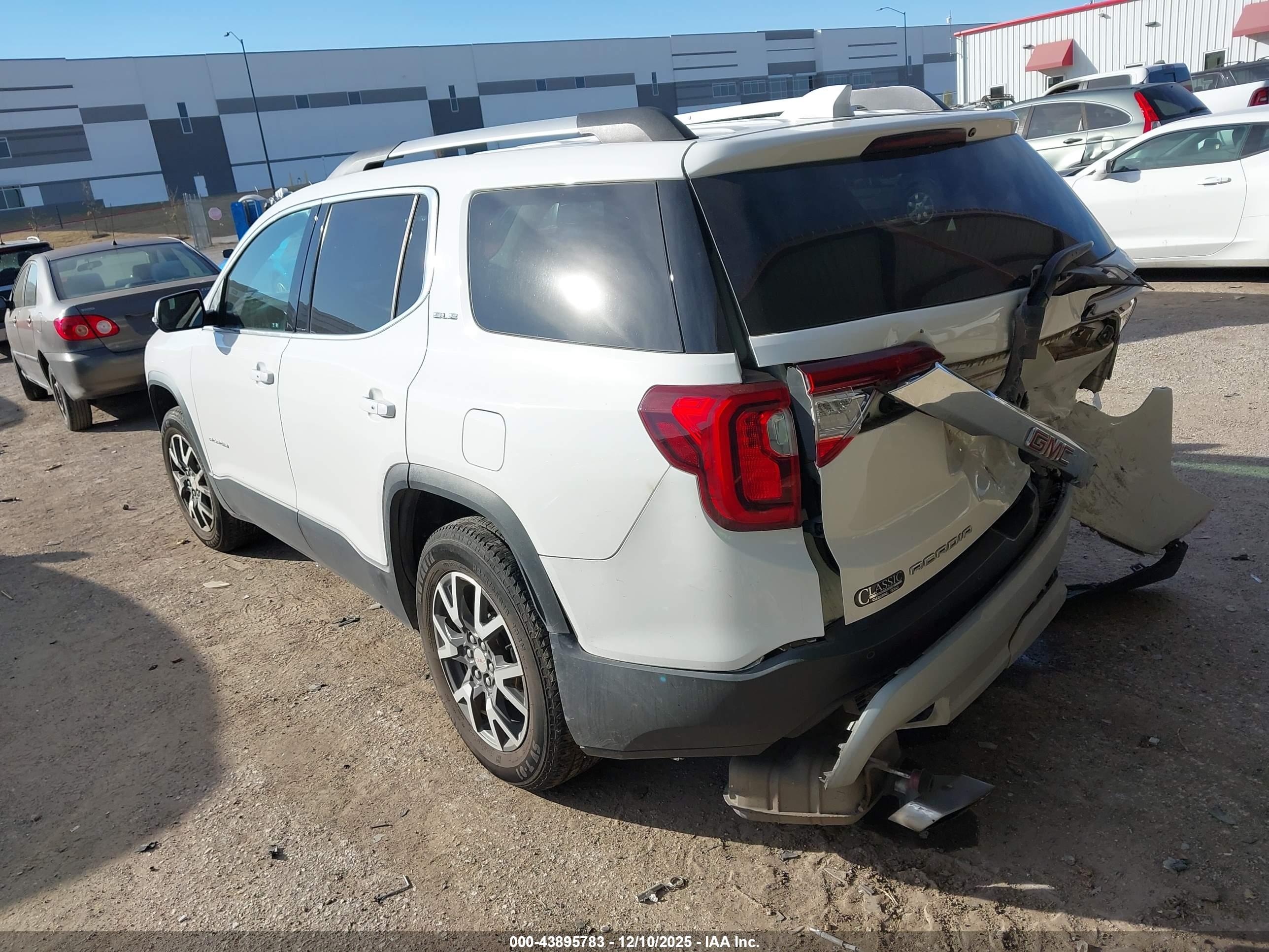 GMC ACADIA image 3