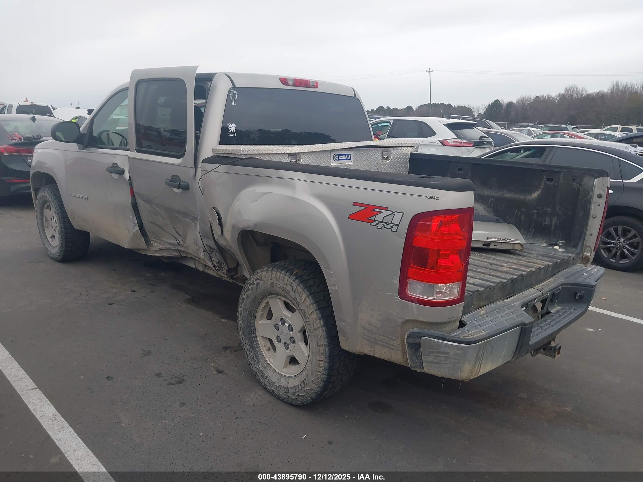 GMC SIERRA image 3